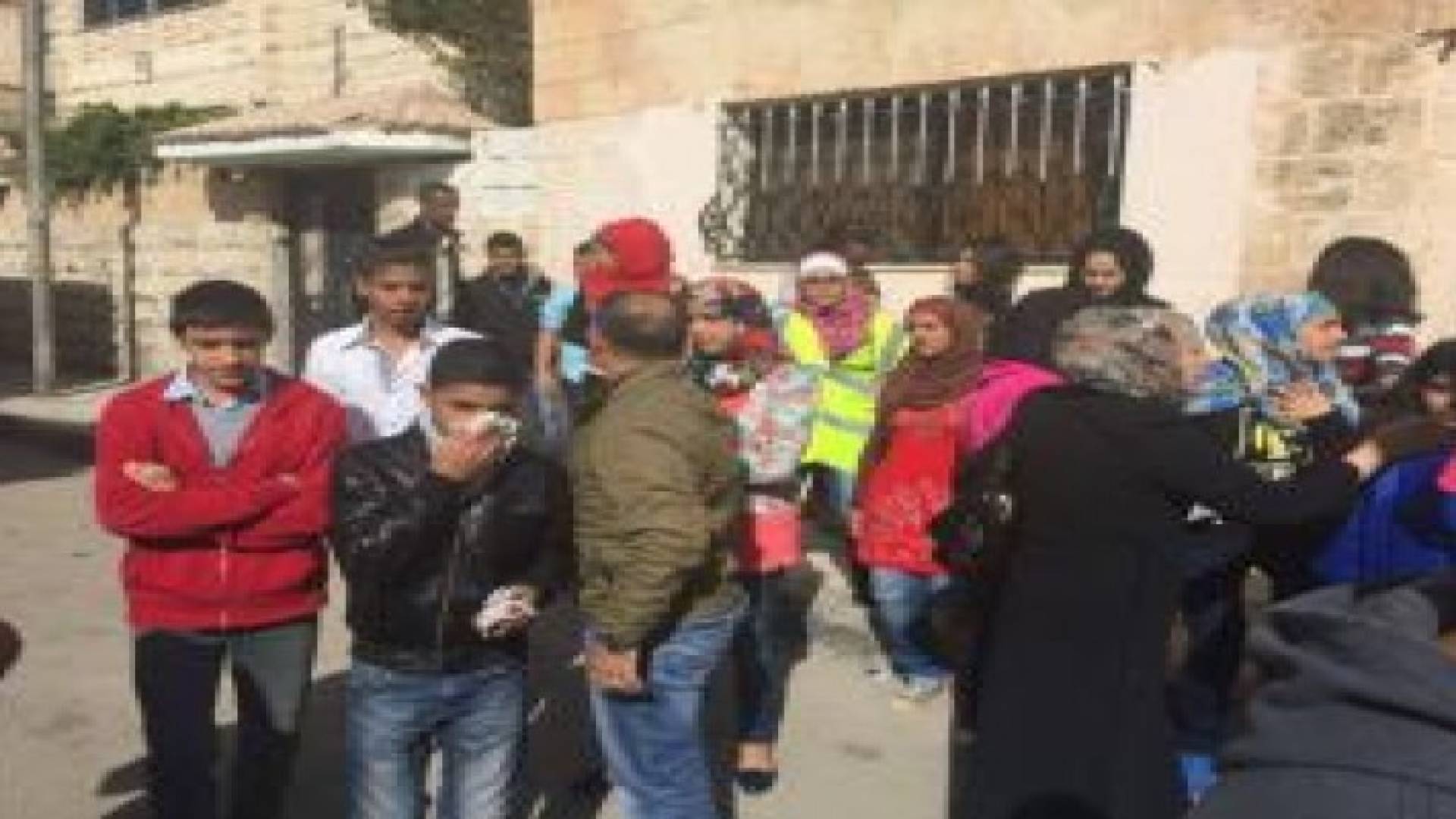 مبادرة أيد بأيد بنصنع جيل جديد تقوم بحملة طلاء للأرصفة