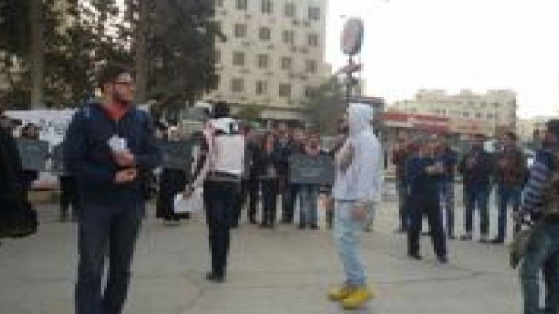 بالصور: وقفة احتجاجية بالاردنية تنديدا بقرار رفع الرسوم