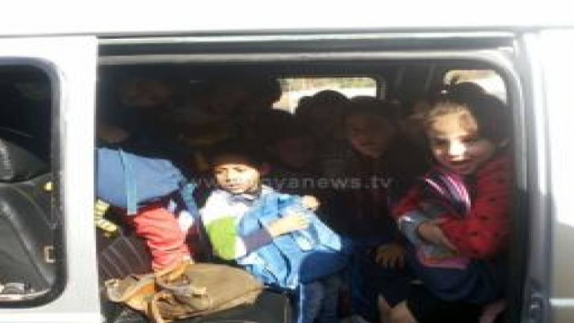 بالصور : طلبة مدرسة بأعداد كبيرة في باص صغير بعمان