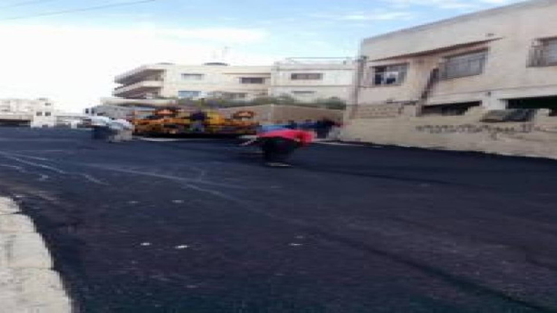 صيانة للشوارع والارصفة وعمل مطبات مرورية في منطقة راس العين