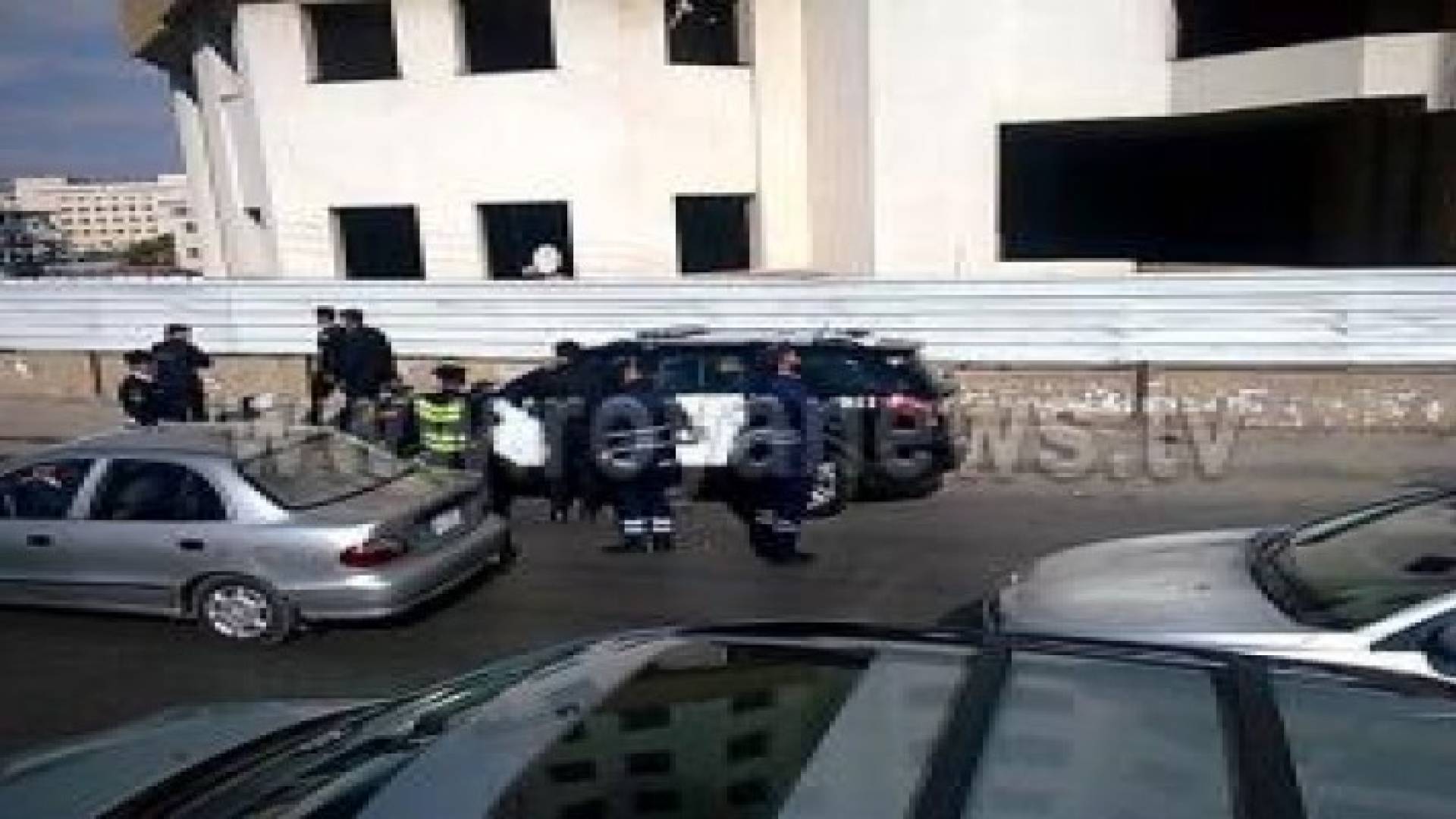 فيديو وصور: شاب يحاول الانتحار بالقرب من دوار الداخلية