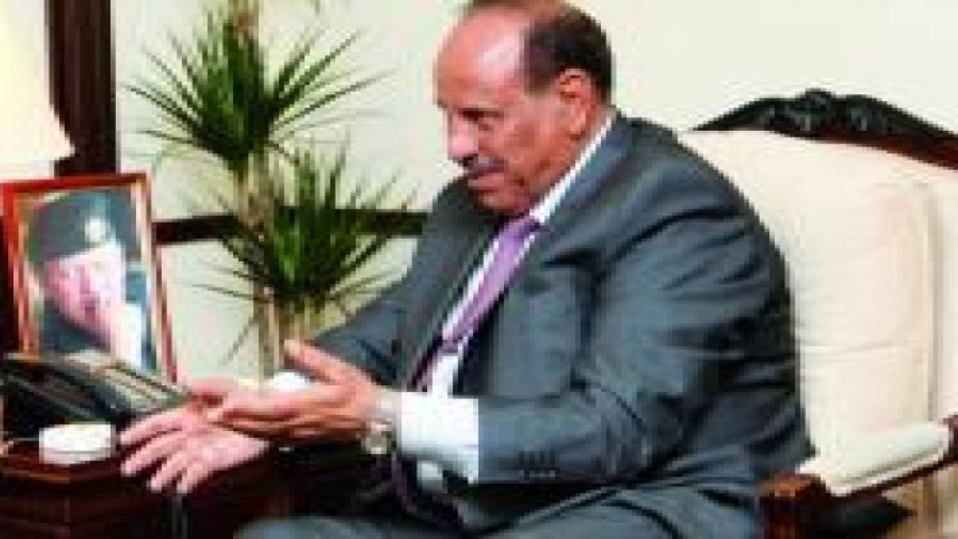 وزير الداخلية يلتقي سفيري كندا والتشيك في عمان