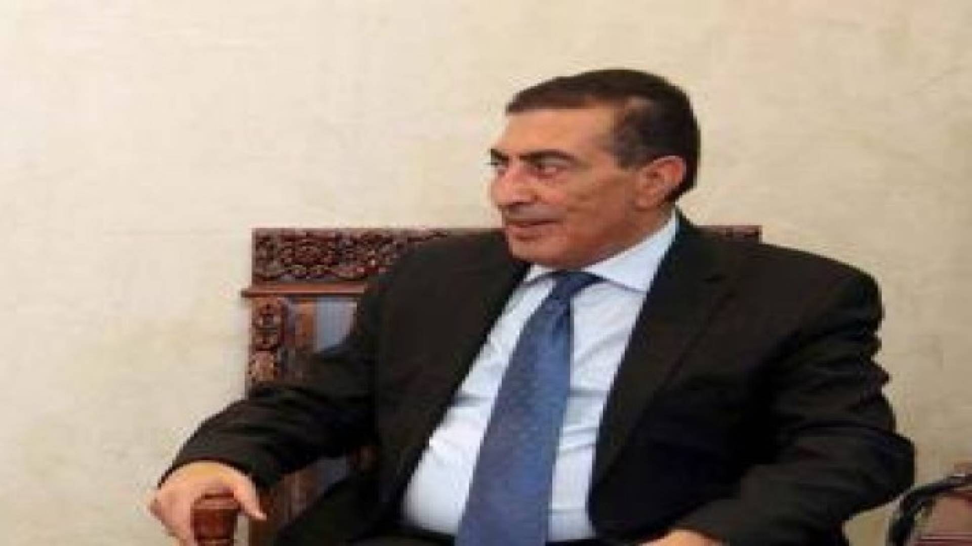 الطراونة يلتقي فاعليات شعبية وثقافية بمخيم البقعة