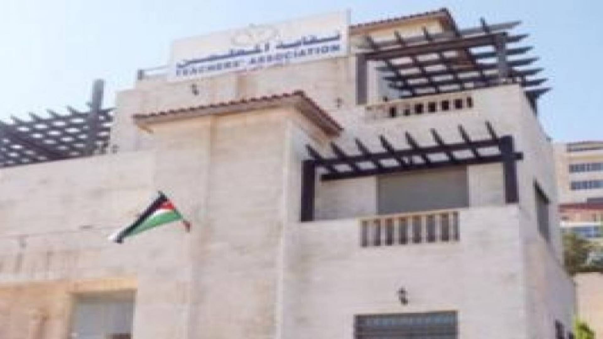 اعتداء على معلم بالسكاكين وولي أمر طالـب يتهجم على معلمي مدرسة