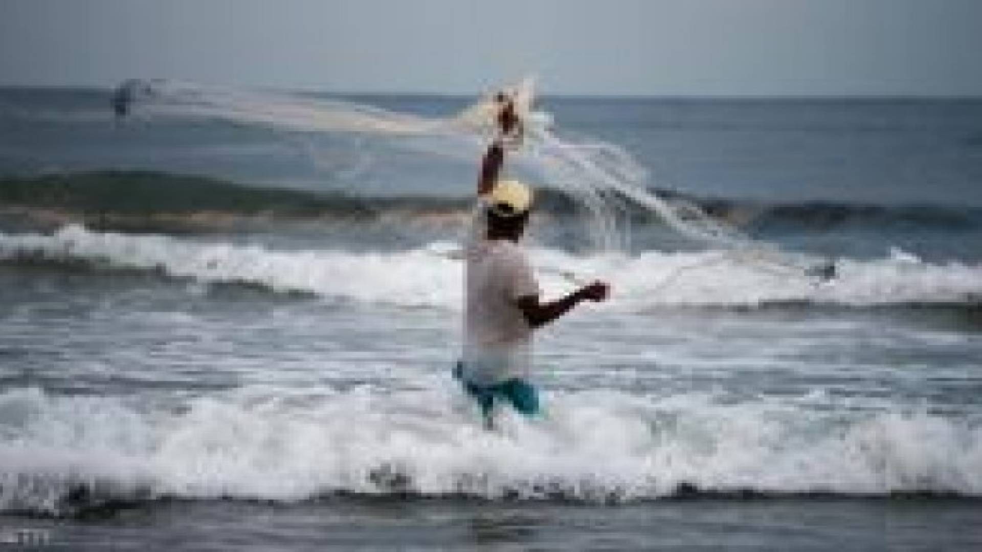 إصابة صيادين قبالة شاطئ دير البلح بغزة