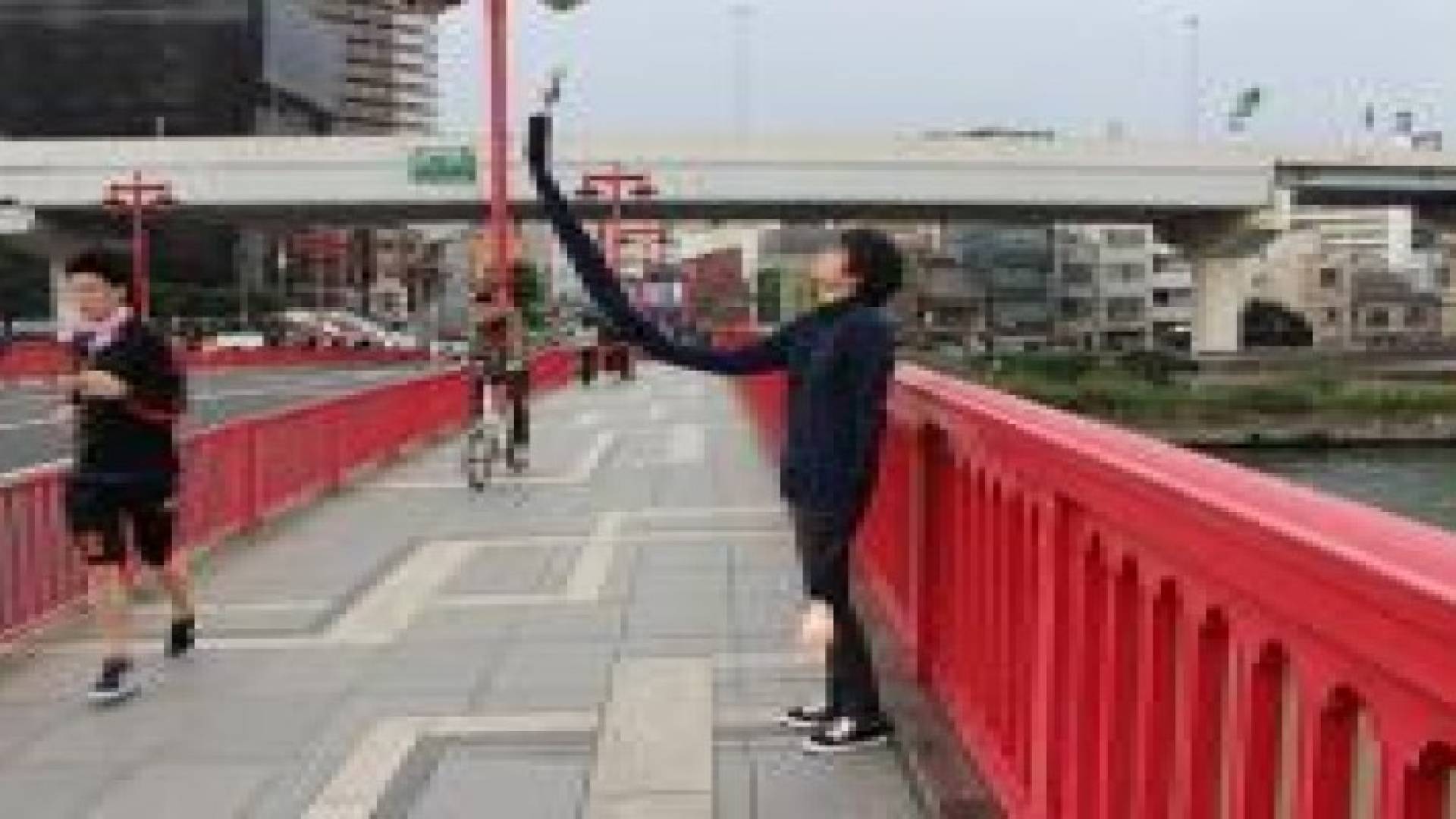 بالصور: ذراع بدلا من العصا لالتقاط صور السيلفي