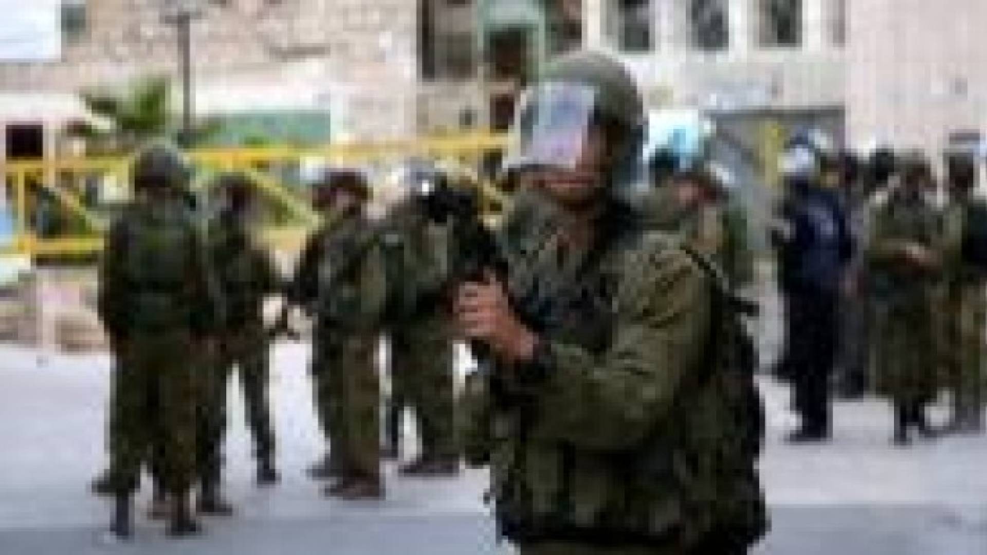 قوات الاحتلال تحاصر بلدة قطنة وتنفذ حملة تفتيش واعتقالات واسعة