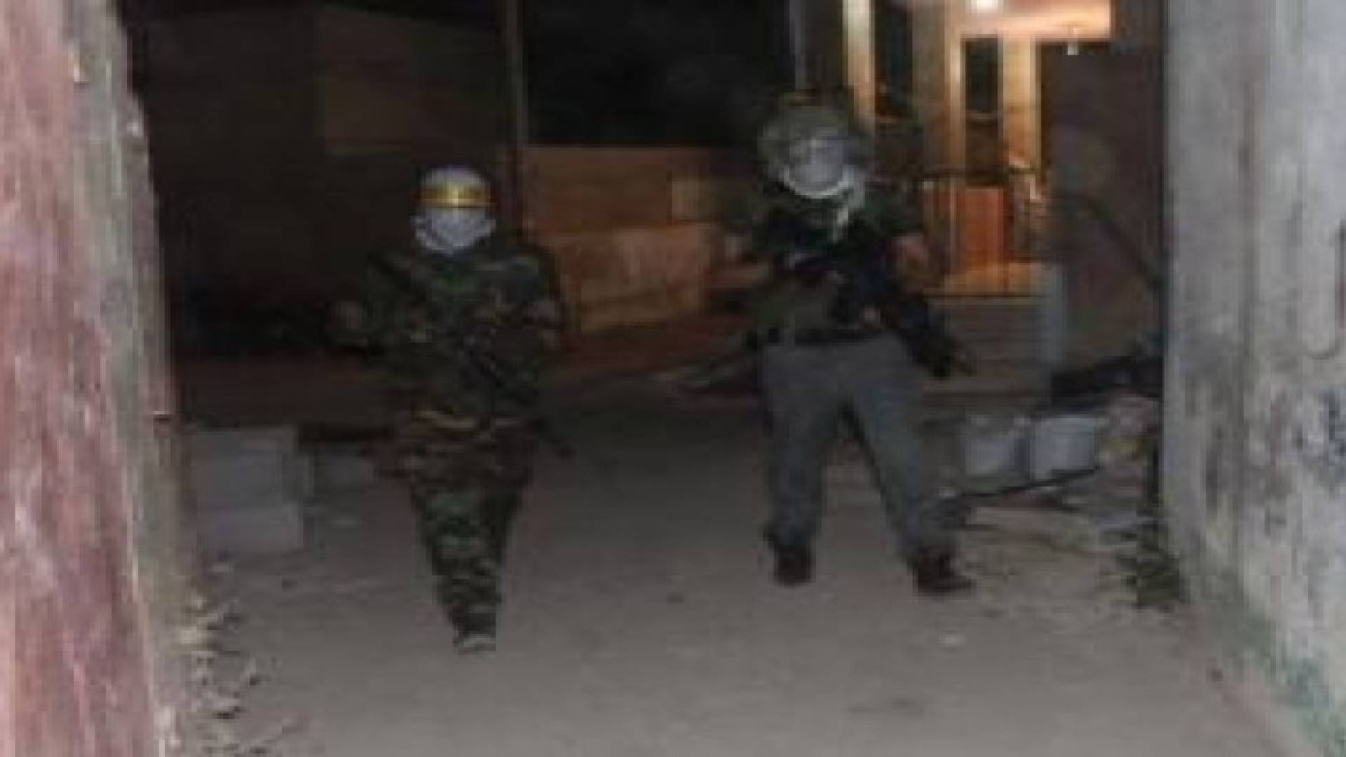 مقاومون يطلقون النار على حاجز قلنديا