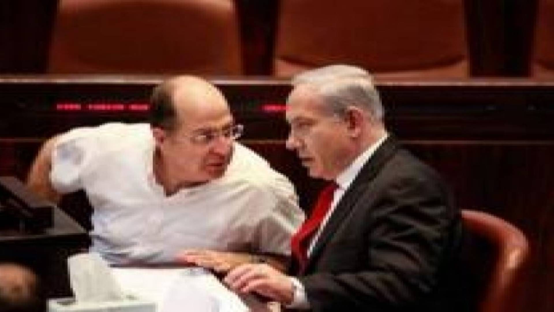 نتنياهو ويعلون يرفضان توصية الجيش بزيادة تسليح السلطة الفلسطينية