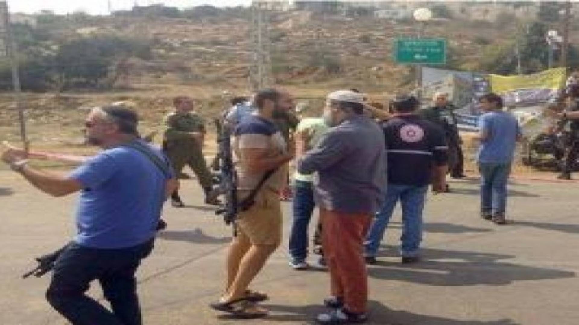 مستوطنون يعتدون على شاب من صوريف