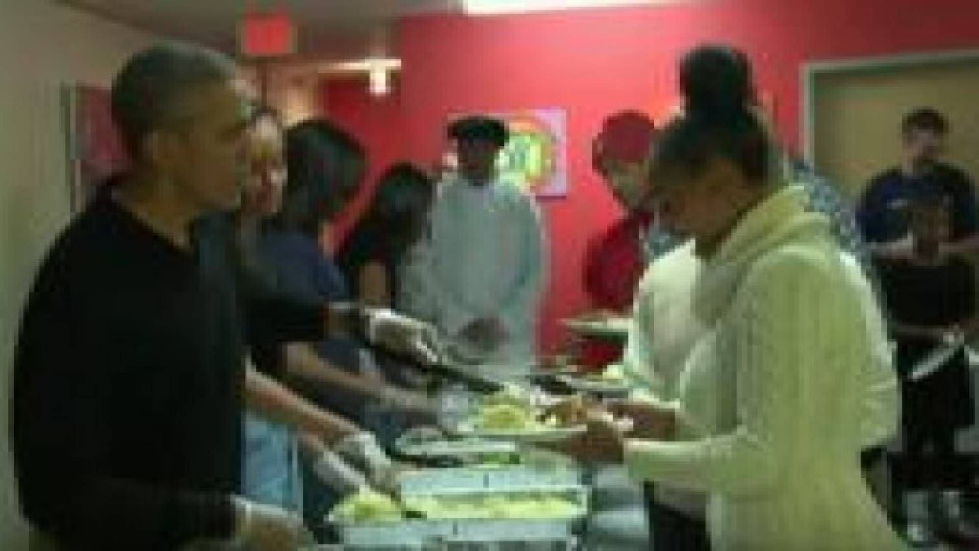 بالفيديو: اوباما يقدم الطعام بنفسه بعيد الشكر