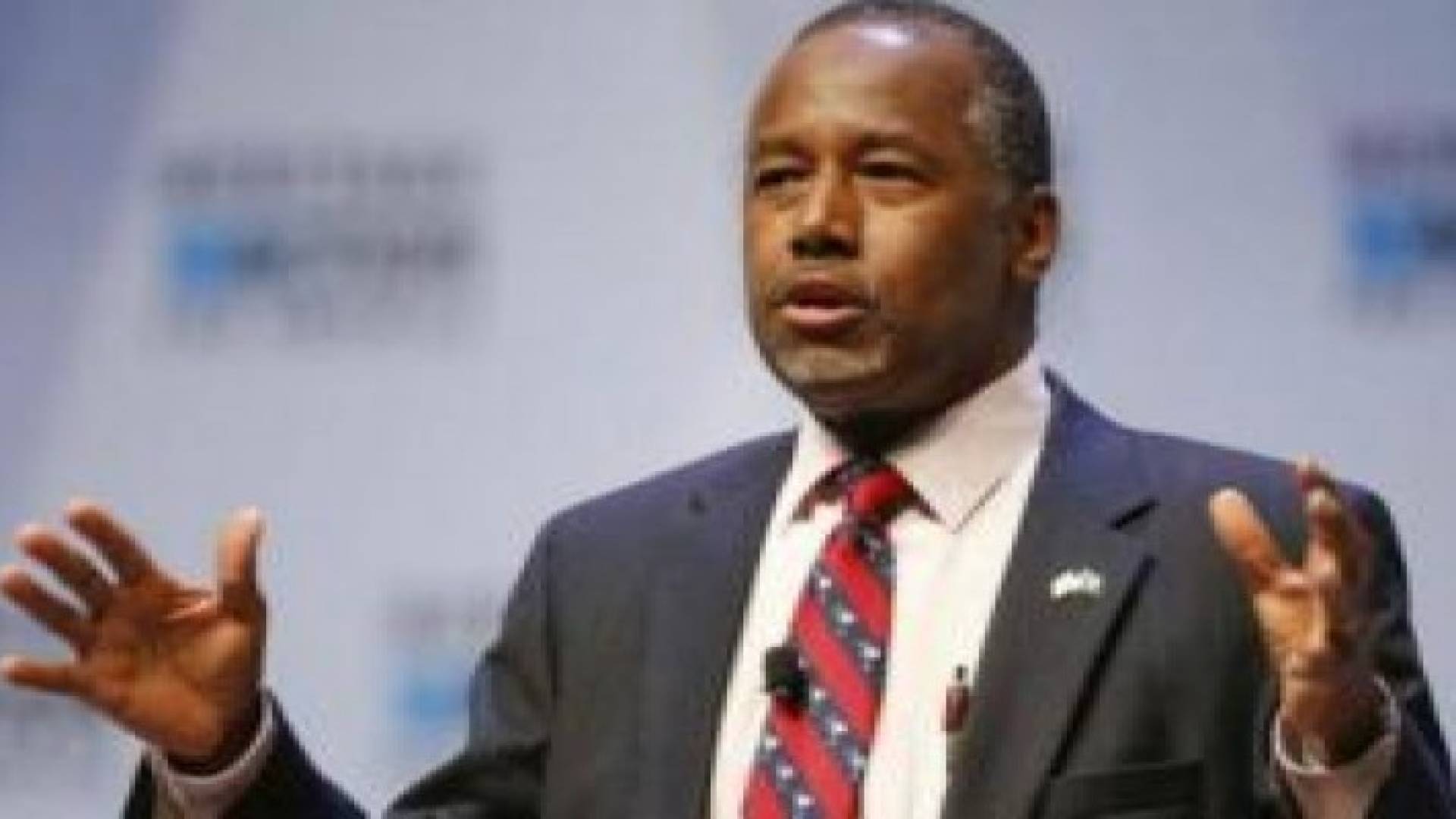 المرشح للرئاسة الاميركية بن كارسون يزور لاجئين سوريين في الأردن