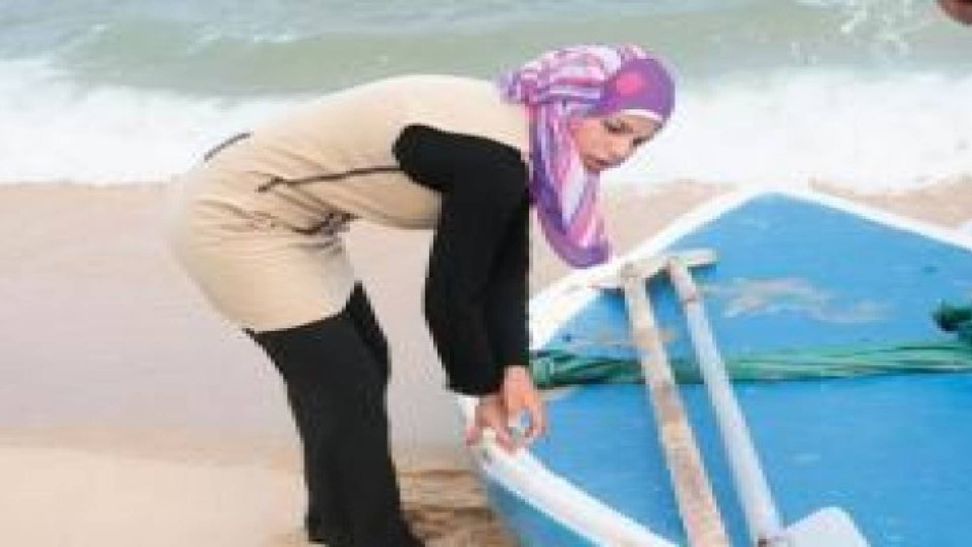 أول صيادة أسماك في قطاع غزة .. صور