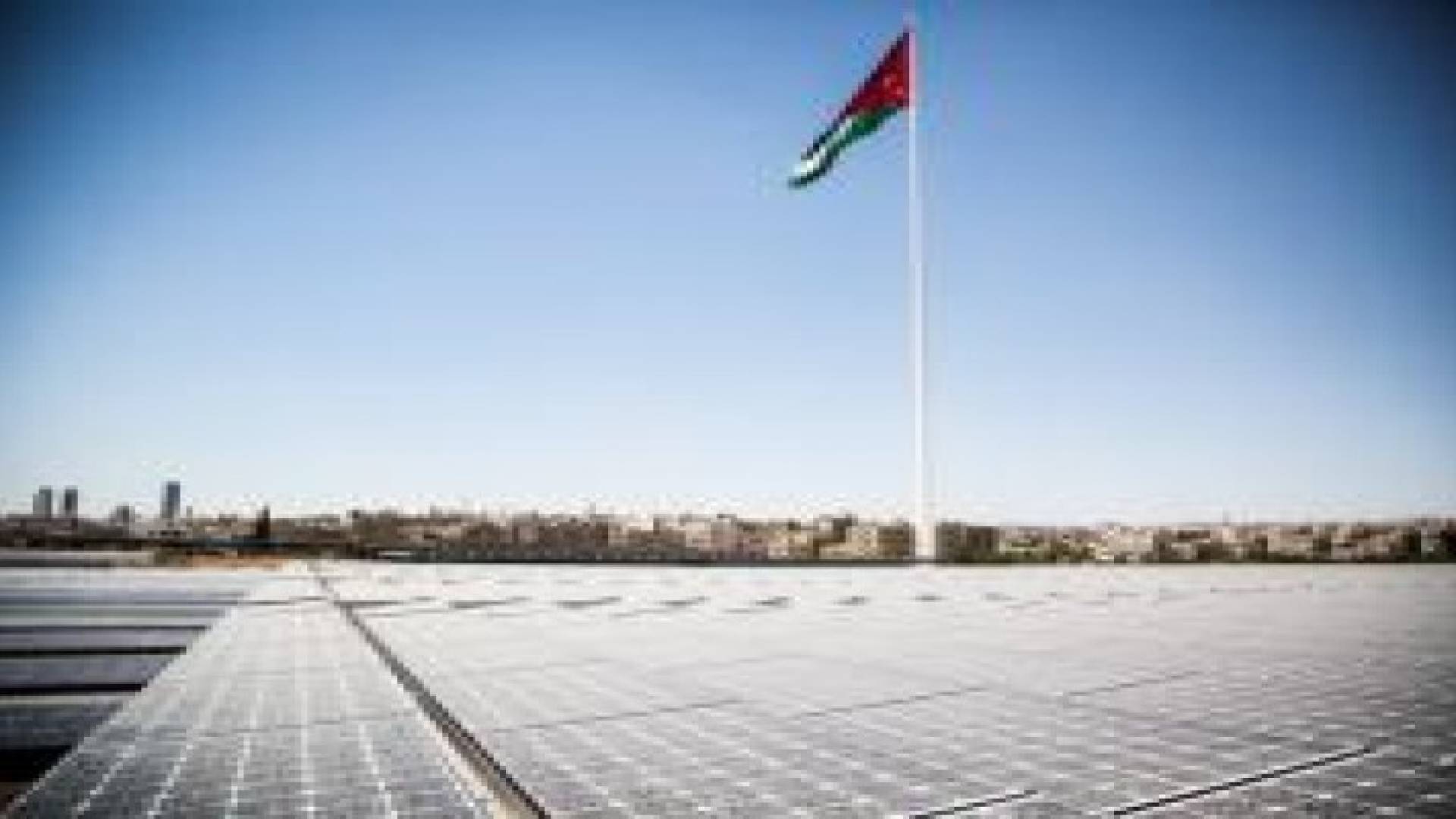 العيسوي يفتتح مشروع الطاقة الشمسية في نزل الأزرق السياحي