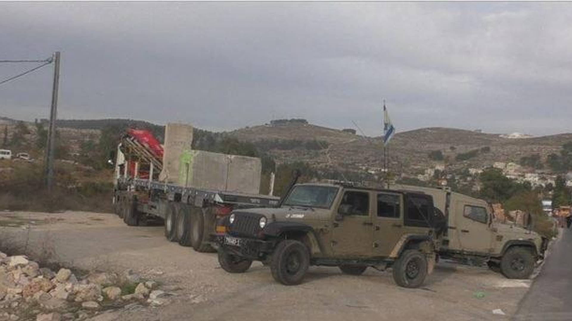 الاحتلال يعزل بيت أمر ويعتقل 3 شبان