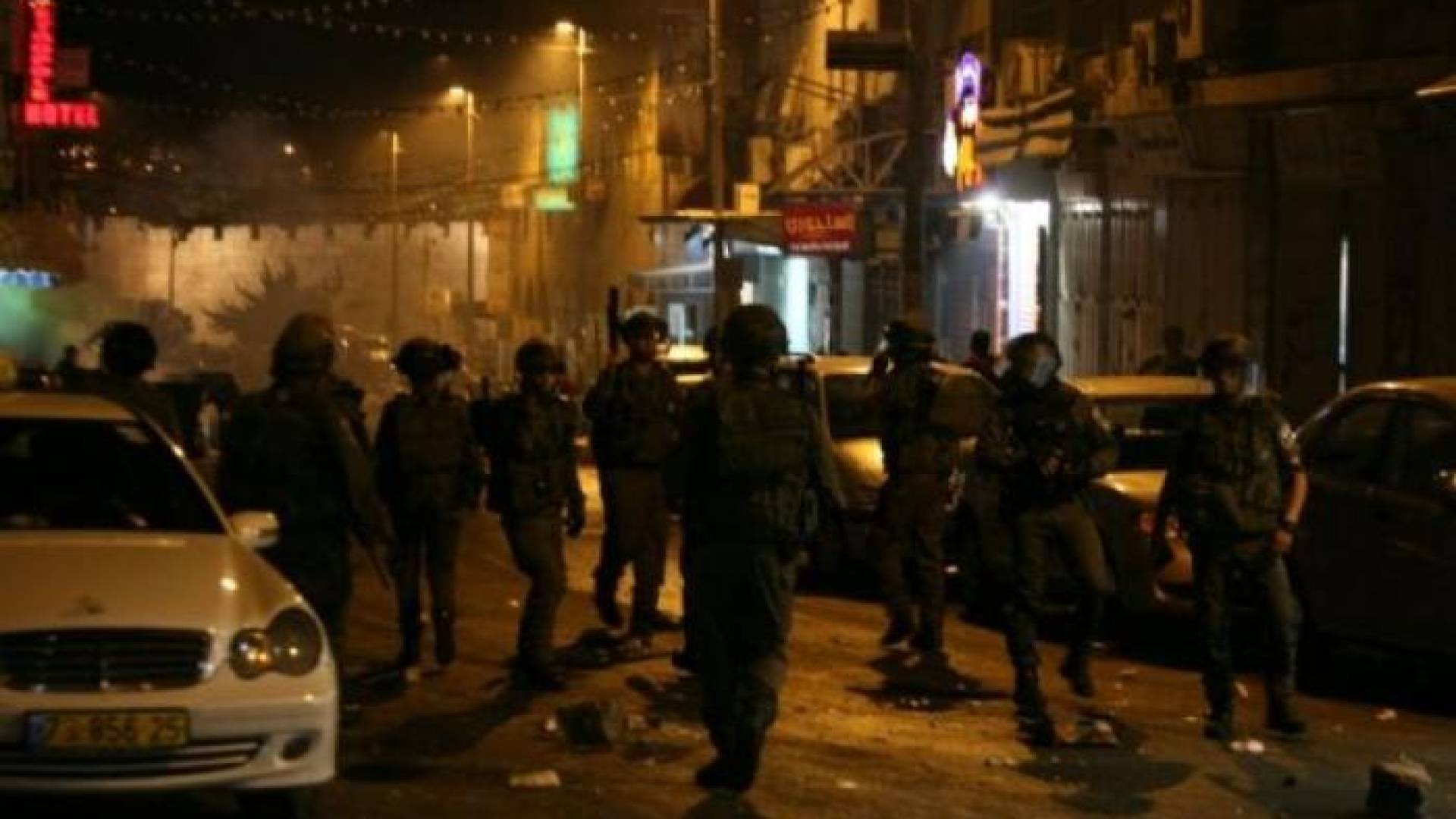 الاحتلال يعتقل 15 مواطنا بمداهمات الضفة