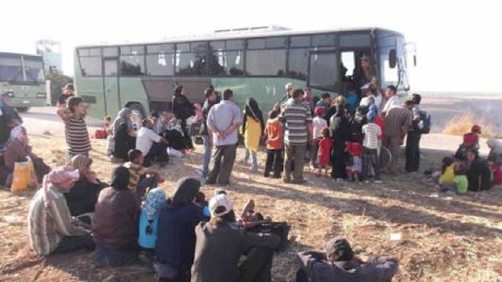 قوات حرس الحدود تستقبل 51 لاجئا سوريا