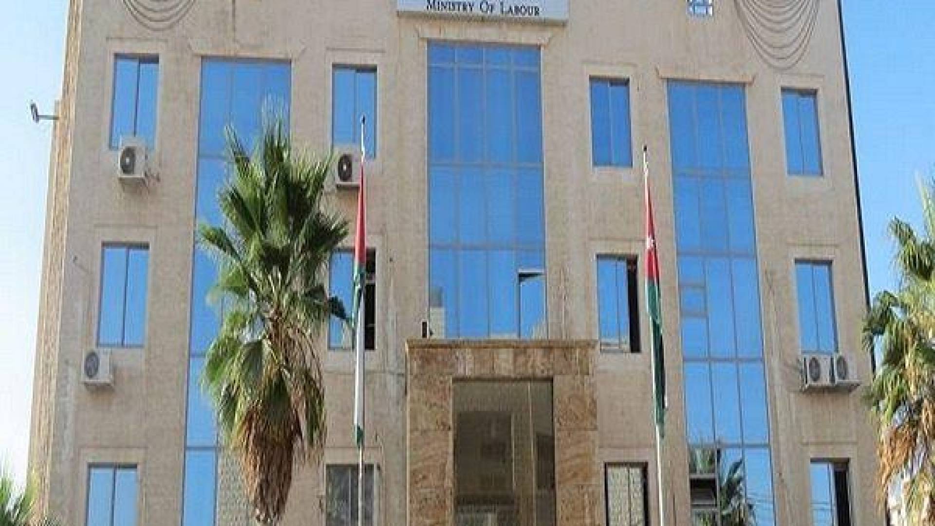 تحذير من تشغيل العمال والموظفين خلال "عطلة التعداد" دون دفع "الإضافي"