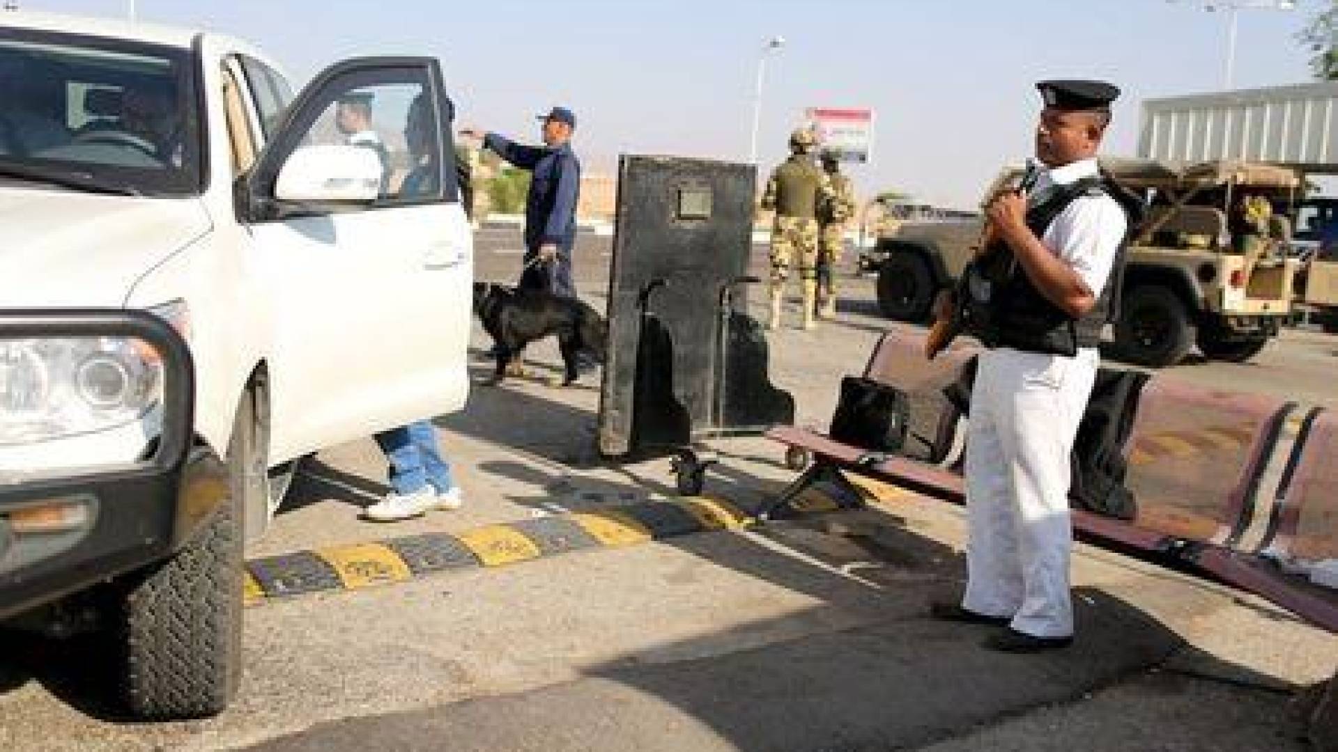 مقتل أربعة رجال شرطة في إطلاق نار قرب القاهرة