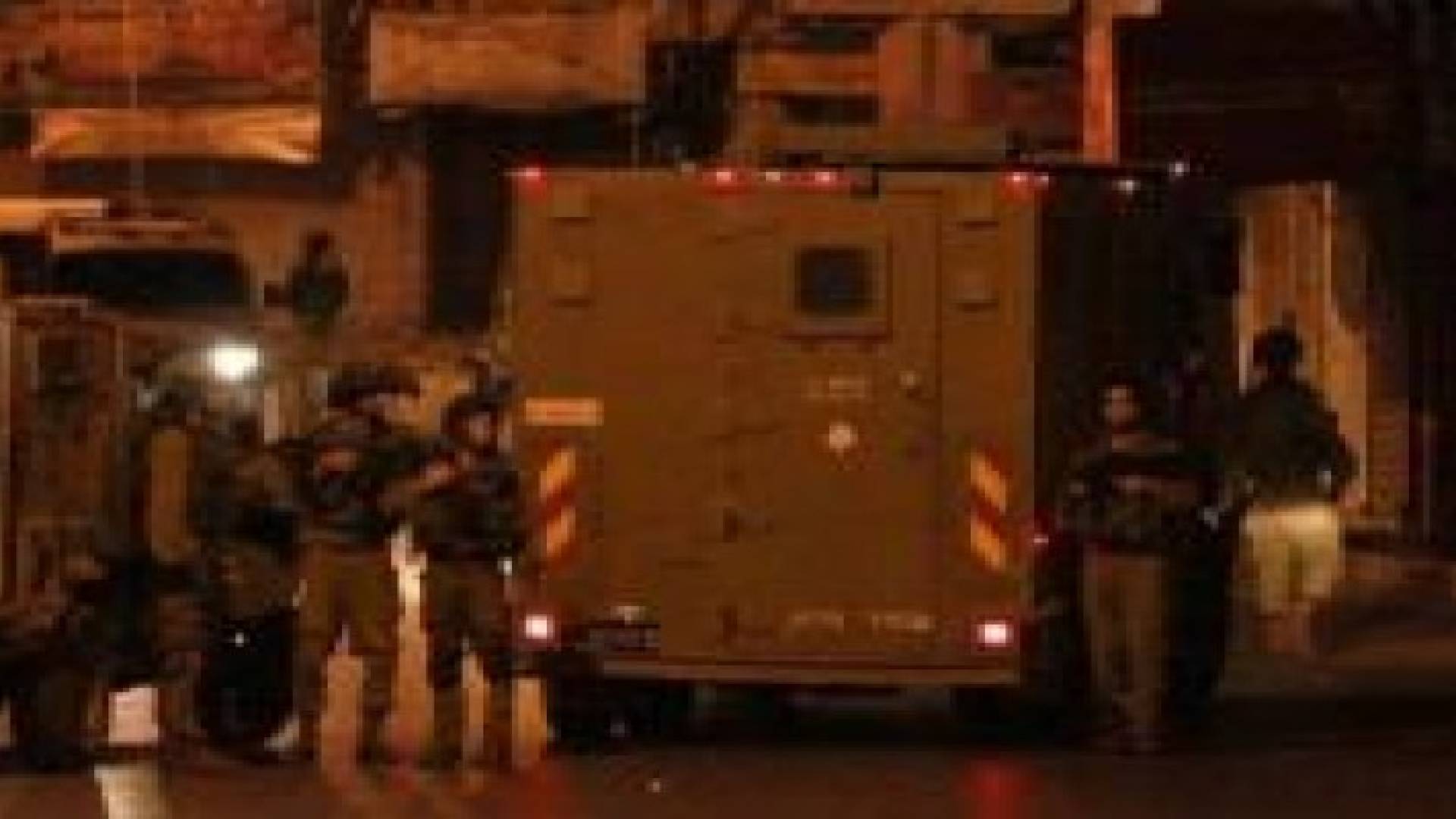 اعتقال أسير محرر ومداهمة منزلي شهيدين في نابلس