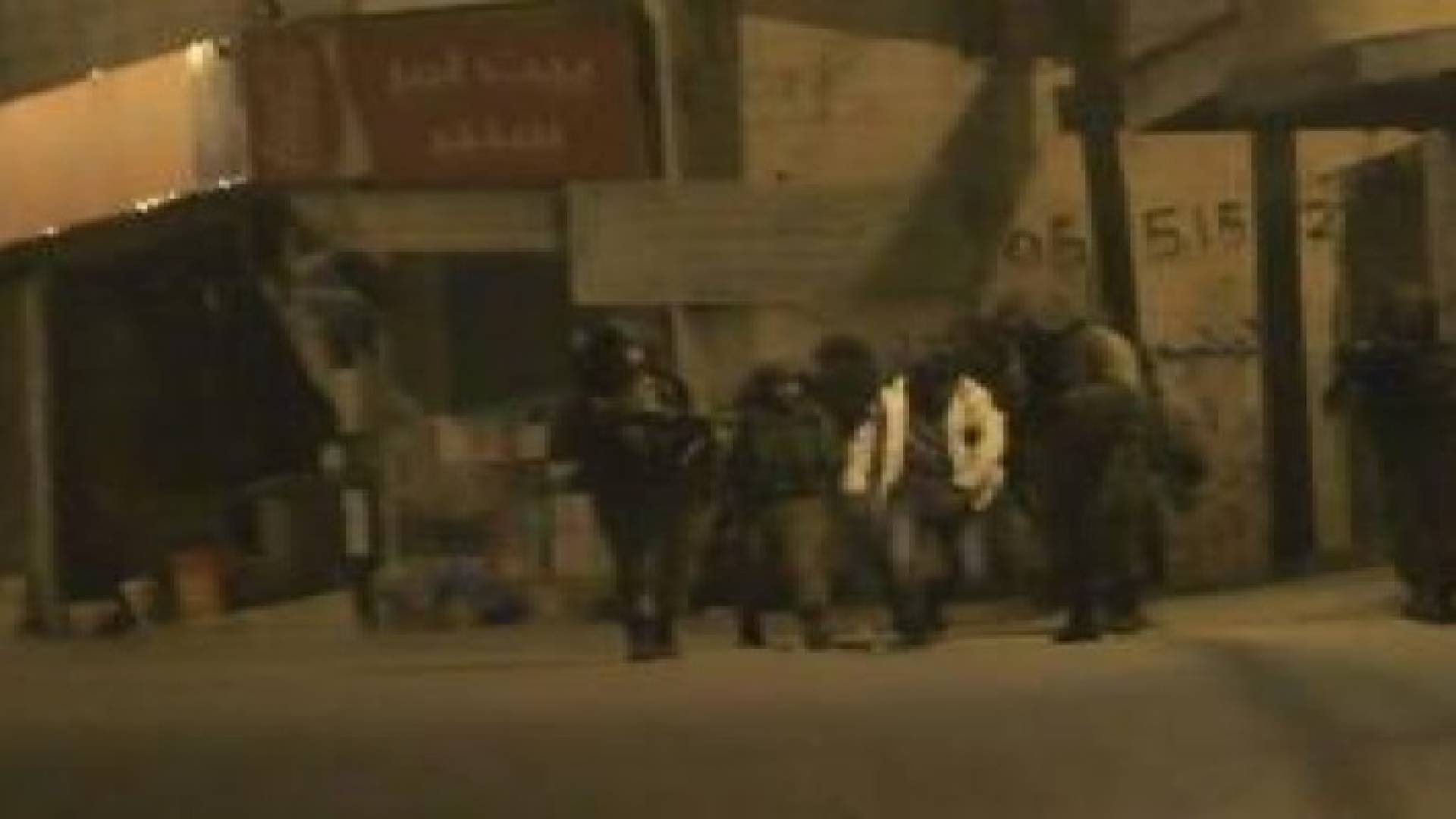 قوات الاحتلال تداهم منازل منفذي عمليات الطعن تمهيدا لهدمها