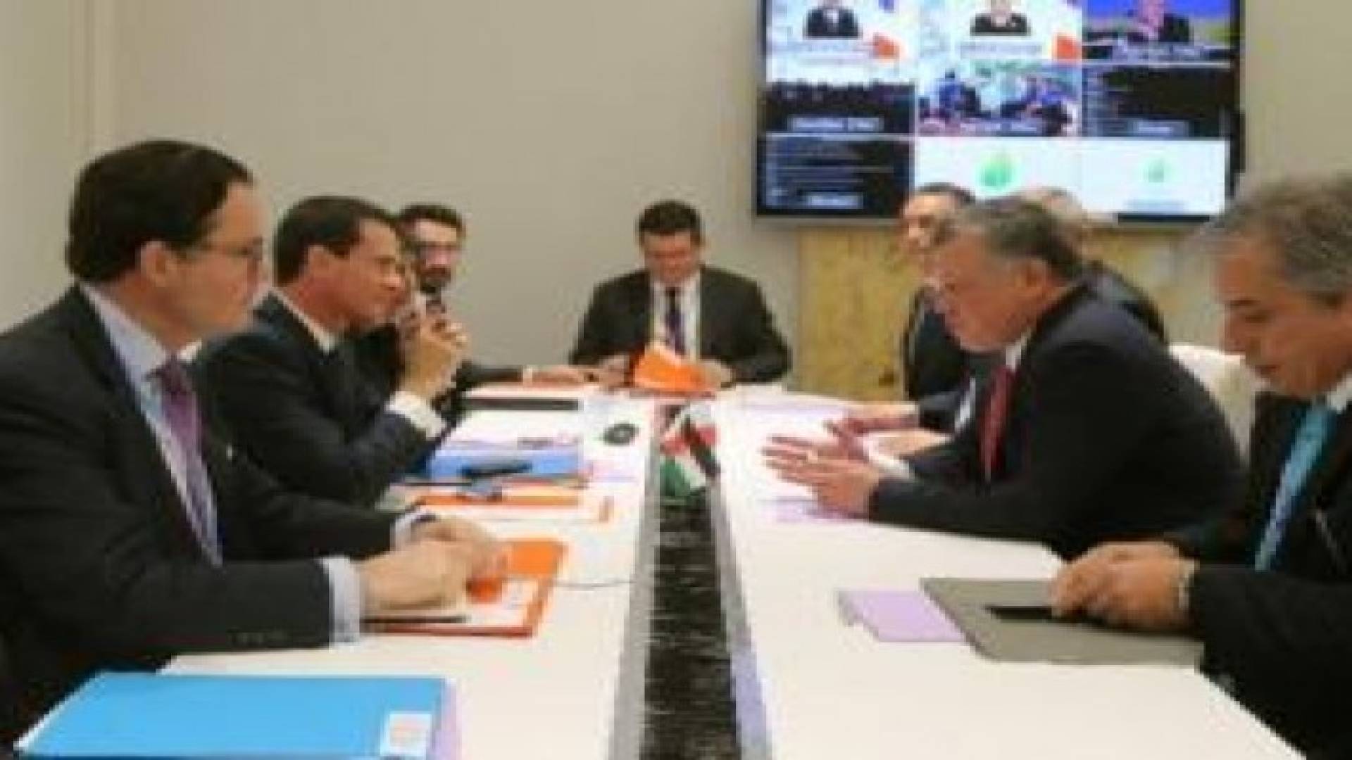 الملك يلتقي عددا من رؤساء الوفود وكبار المسؤولين المشاركين في مؤتمر المناخ في باريس