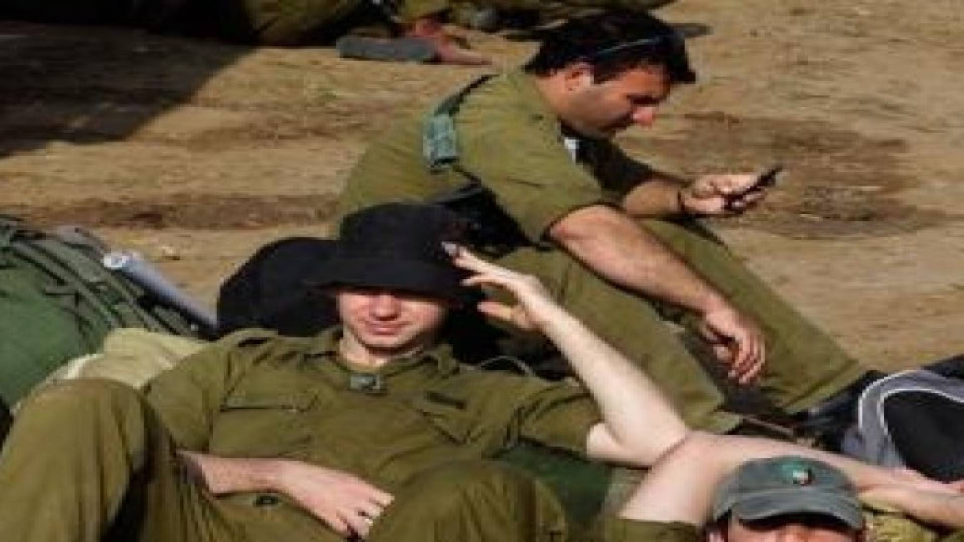 الاحتلال يمنع جنوده بالضفة من استخدام الخلوي