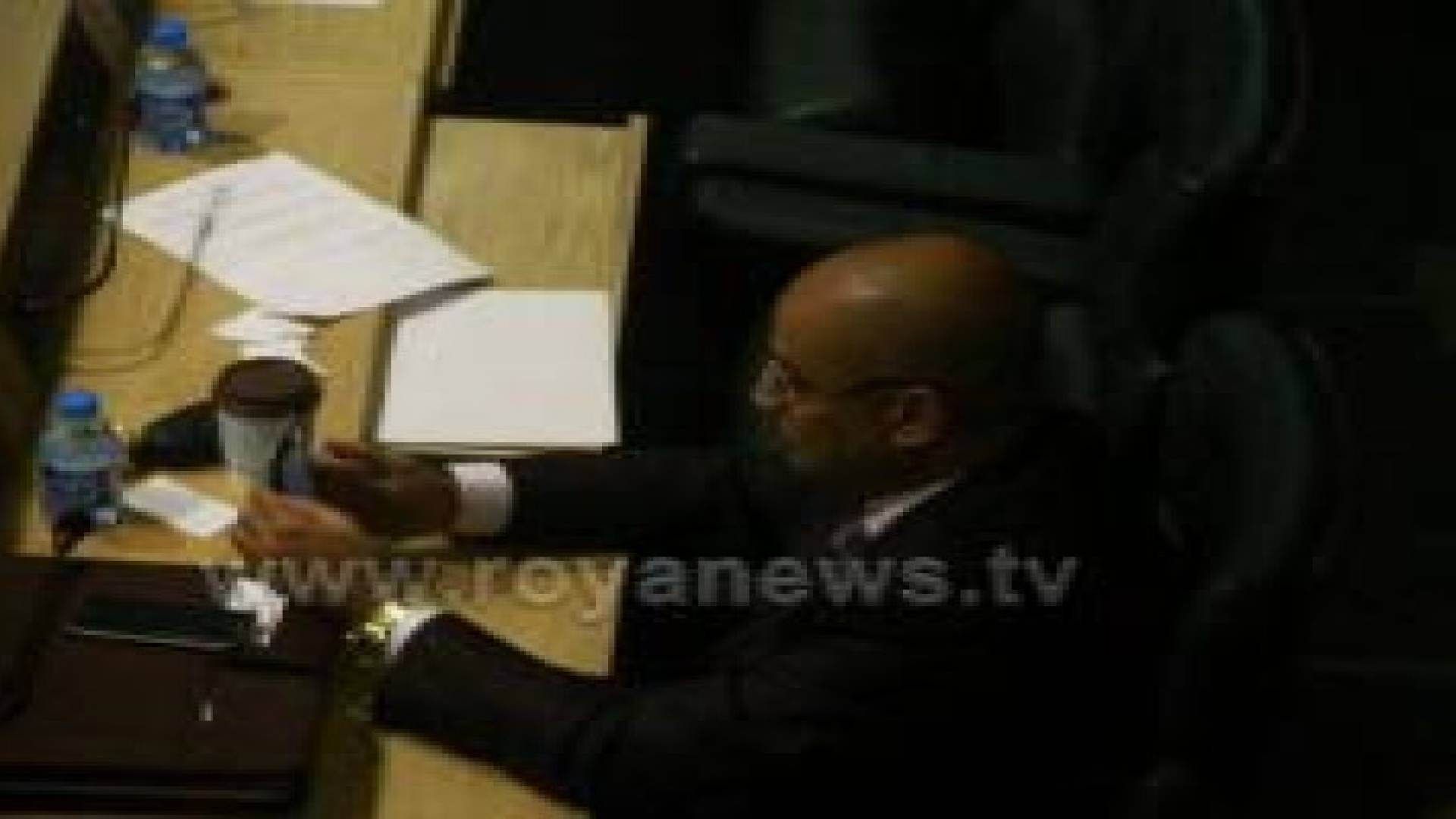 نواب يستخدمون هواتفهم الخلوية ويدخنون .. صور