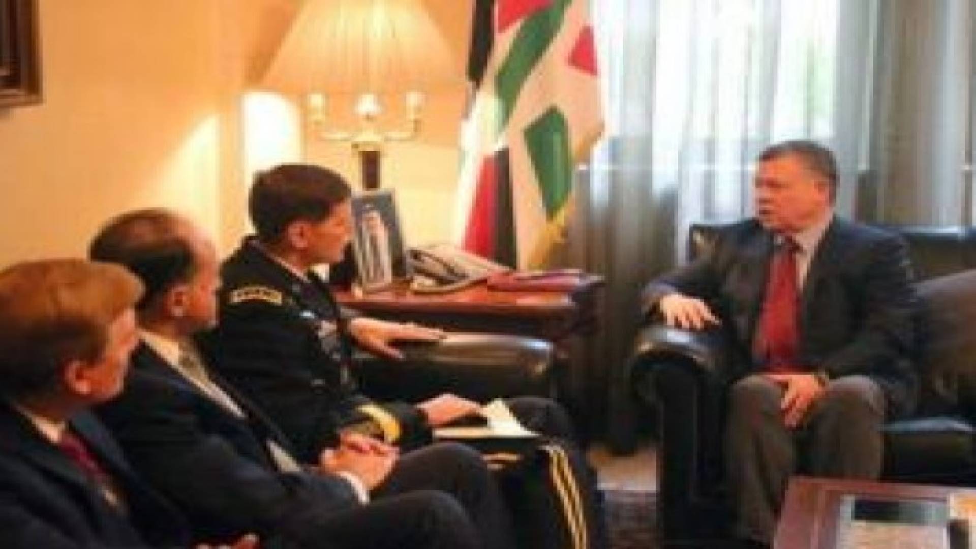 الملك يلتقي قائد قيادة العمليات الخاصة الأمريكية