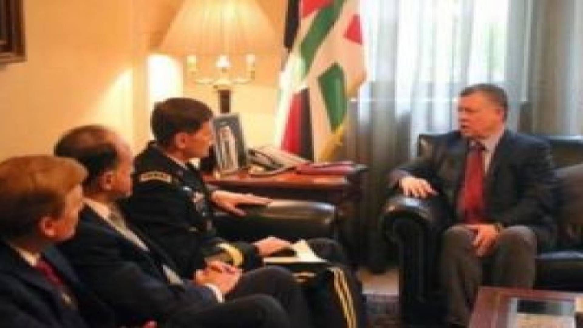 الملك يلتقي قائد العمليات الخاصة الأمريكية