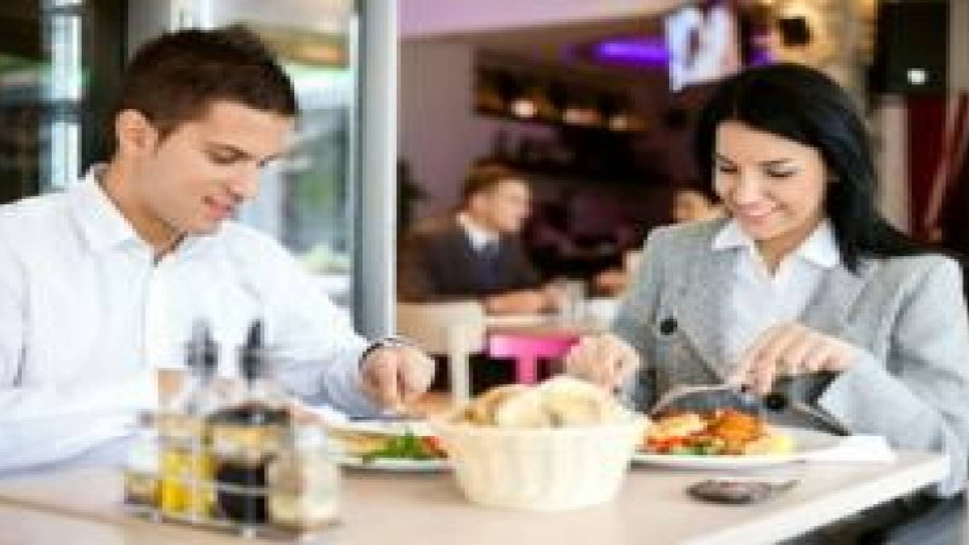 الرجل يأكل في حضور المرأة كالحصان وهي كالعصفورة!