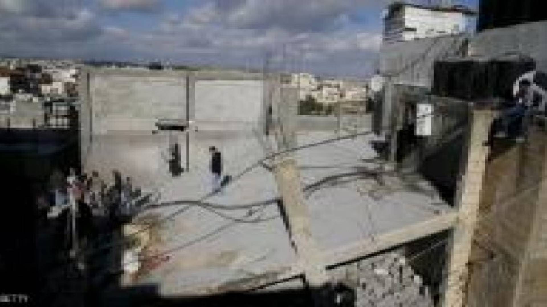 الاحتلال يعتقل 15 فلسطينيا وتدمر منزلا بالضفة