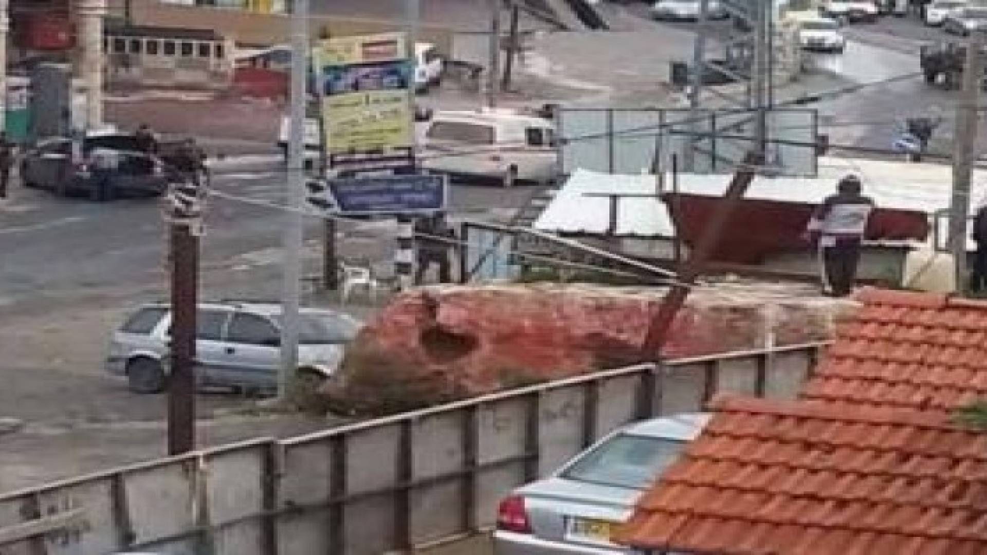 بالصور: استشهاد شاب فلسطيني بعد اطلاقه النار على جنود الاحتلال