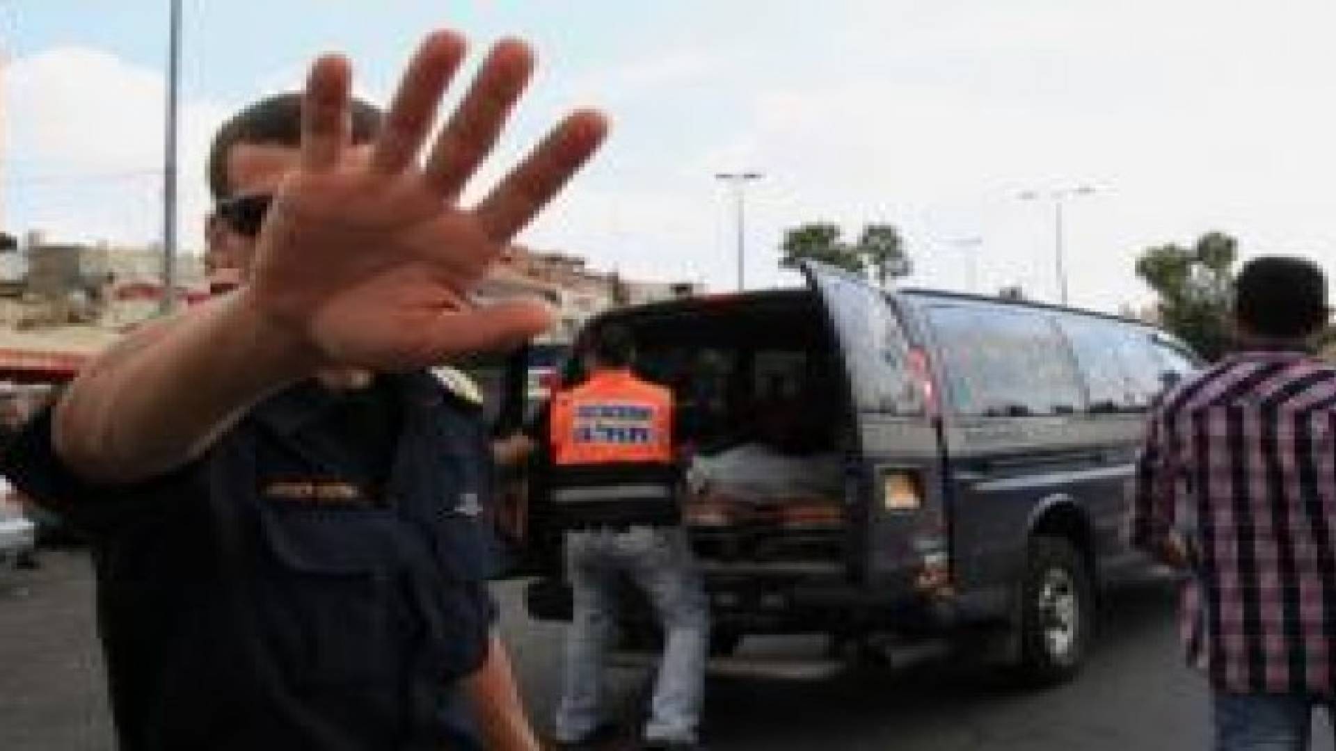 بالفيديو: إصابة جندي بجراح بالغة واستشهاد المنفذ بعملية طعن بالقدس