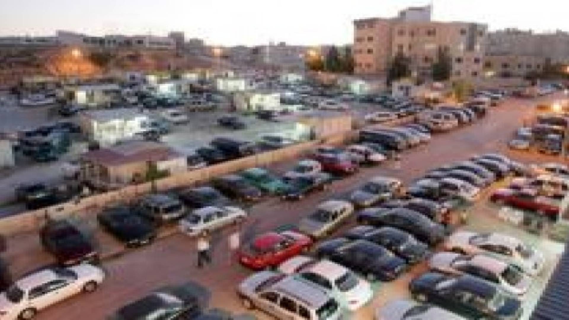 المواطنون والتجار يرفضون رفع رسوم ترخيص المركبات