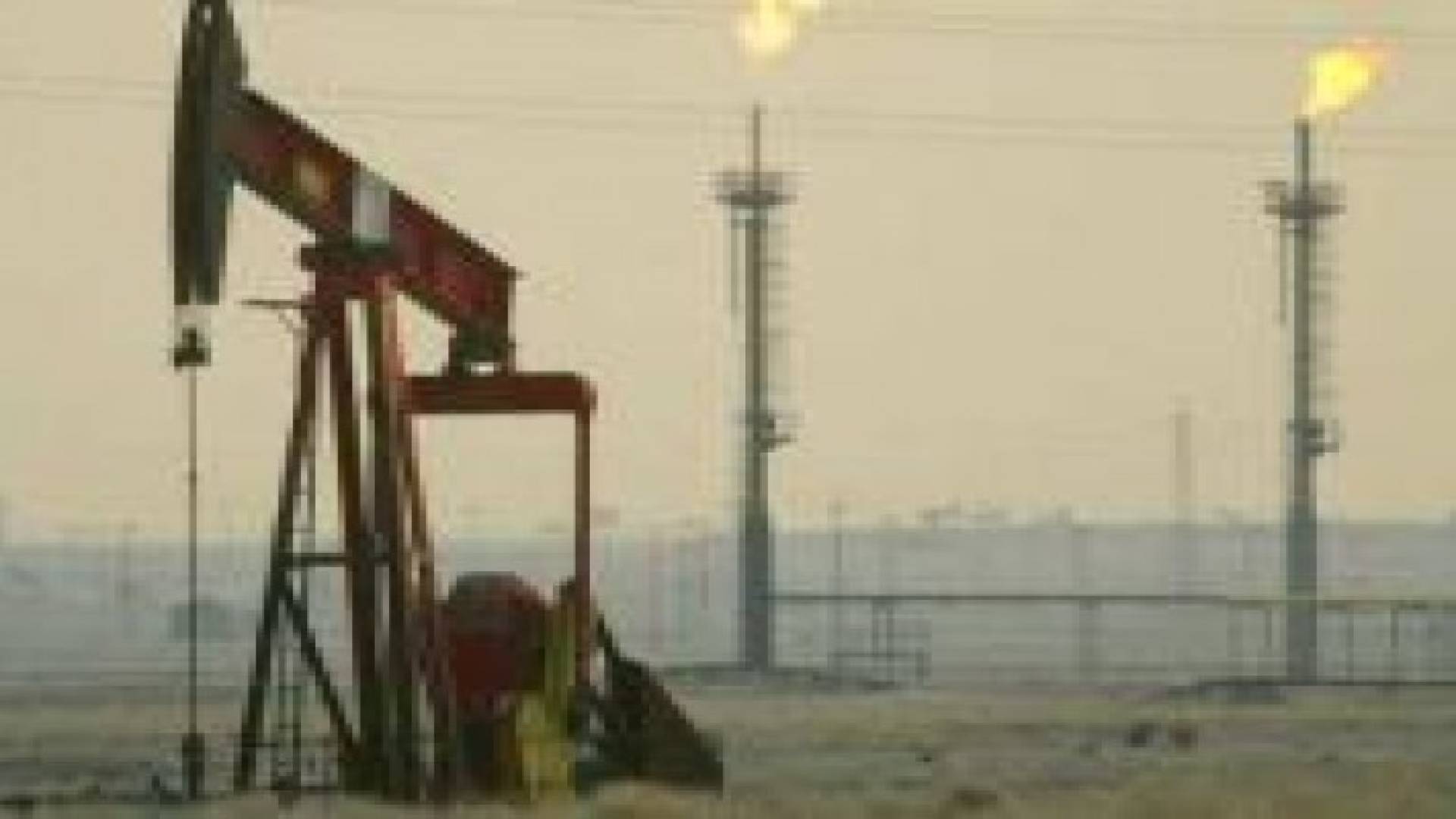 النفط يرتفع 3% والدولار ينخفض عشية اجتماع أوبك