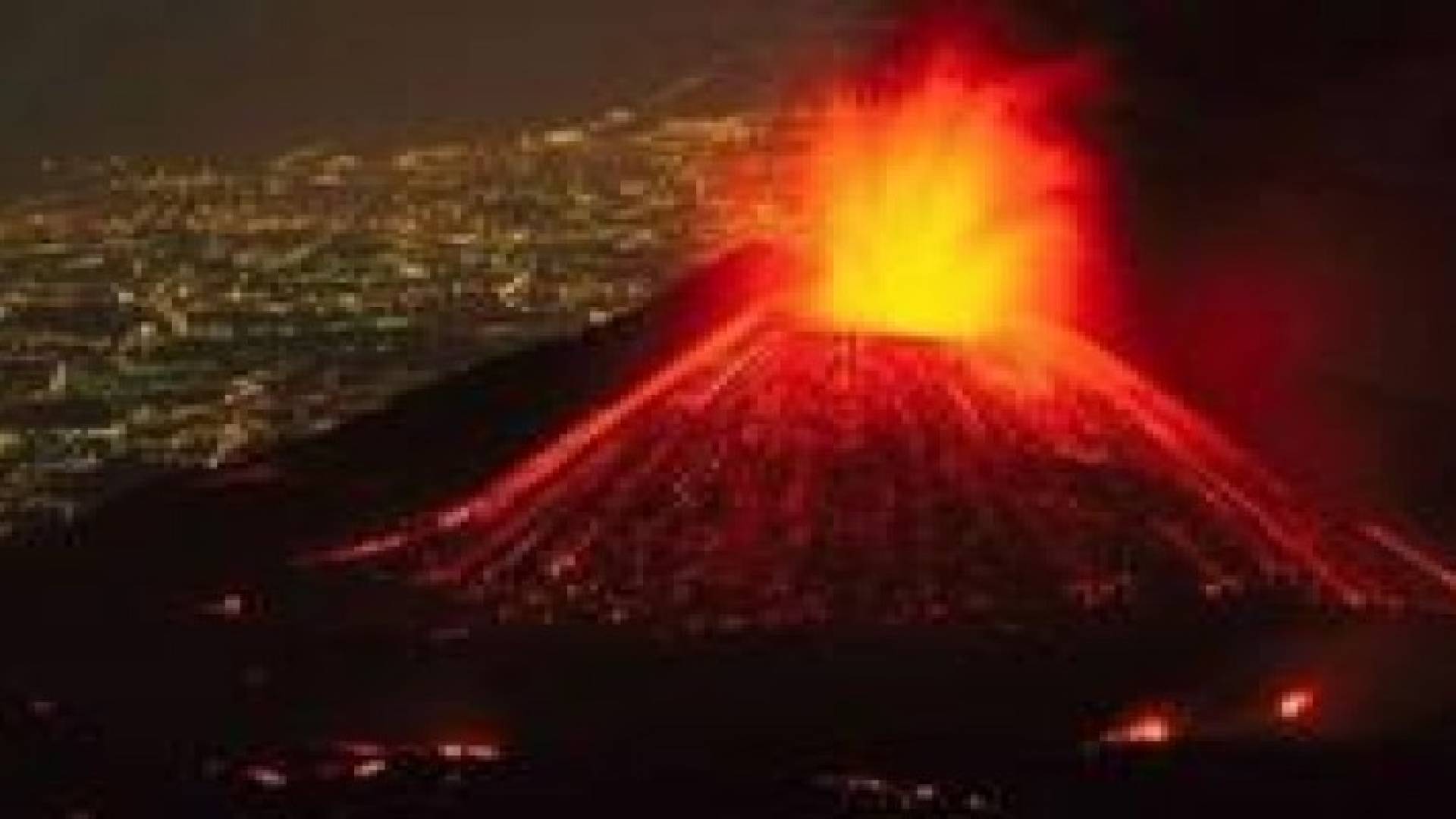 بالفيديو: ثوران بركان بعد خمود أكثر من 100 عام