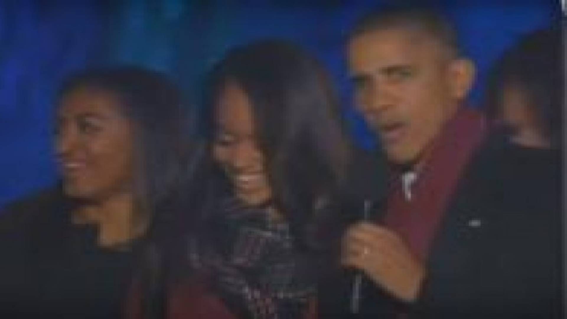 بالفيديو : أوباما يحتفل مع أسرته بقدوم أعياد الميلاد ورأس السنة