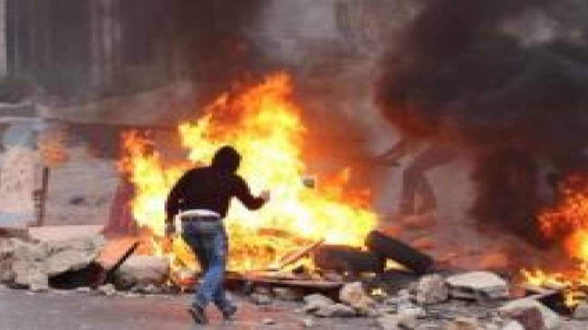 شبان يغلقون طريقا استيطانيا شرق رام الله