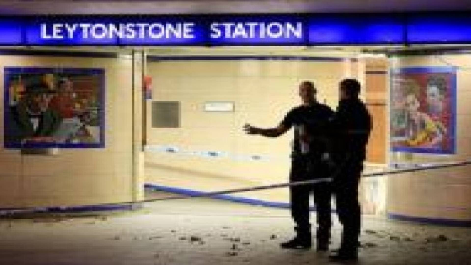 من أجل سوريا : رجل يطعن 3 أشخاص في مترو لندن ..صور