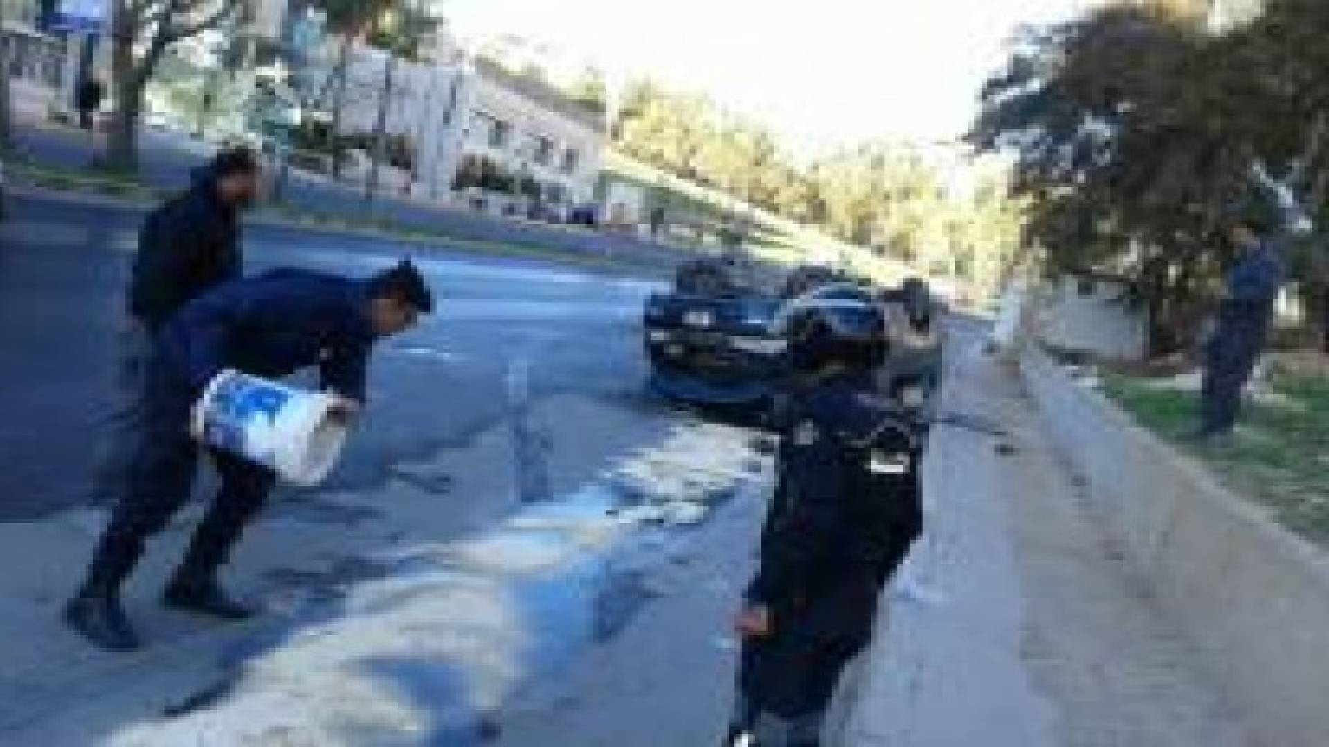 بالصور : تدهور باص في وادي صقرة دون اصابات