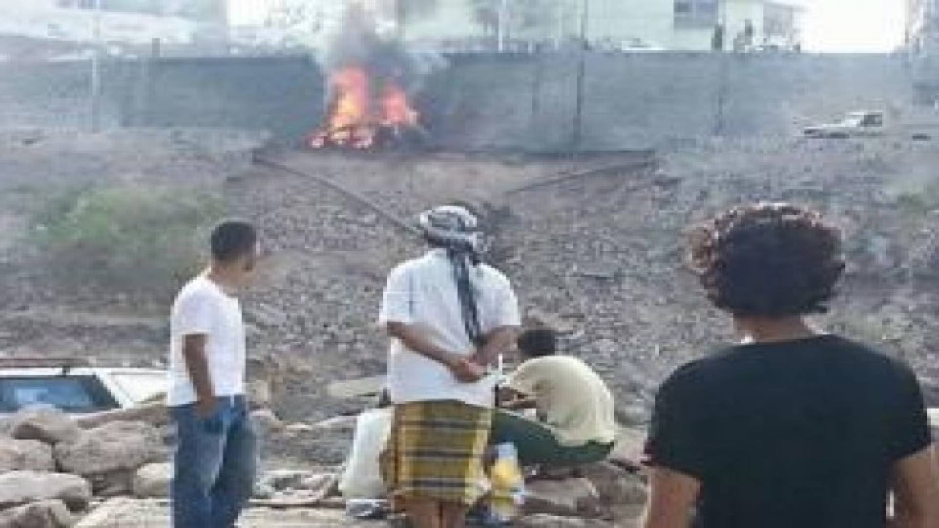 فيديو وصور : مقتل محافظ عدن وعدد من مرافقيه بانفجار عبوة ناسفة