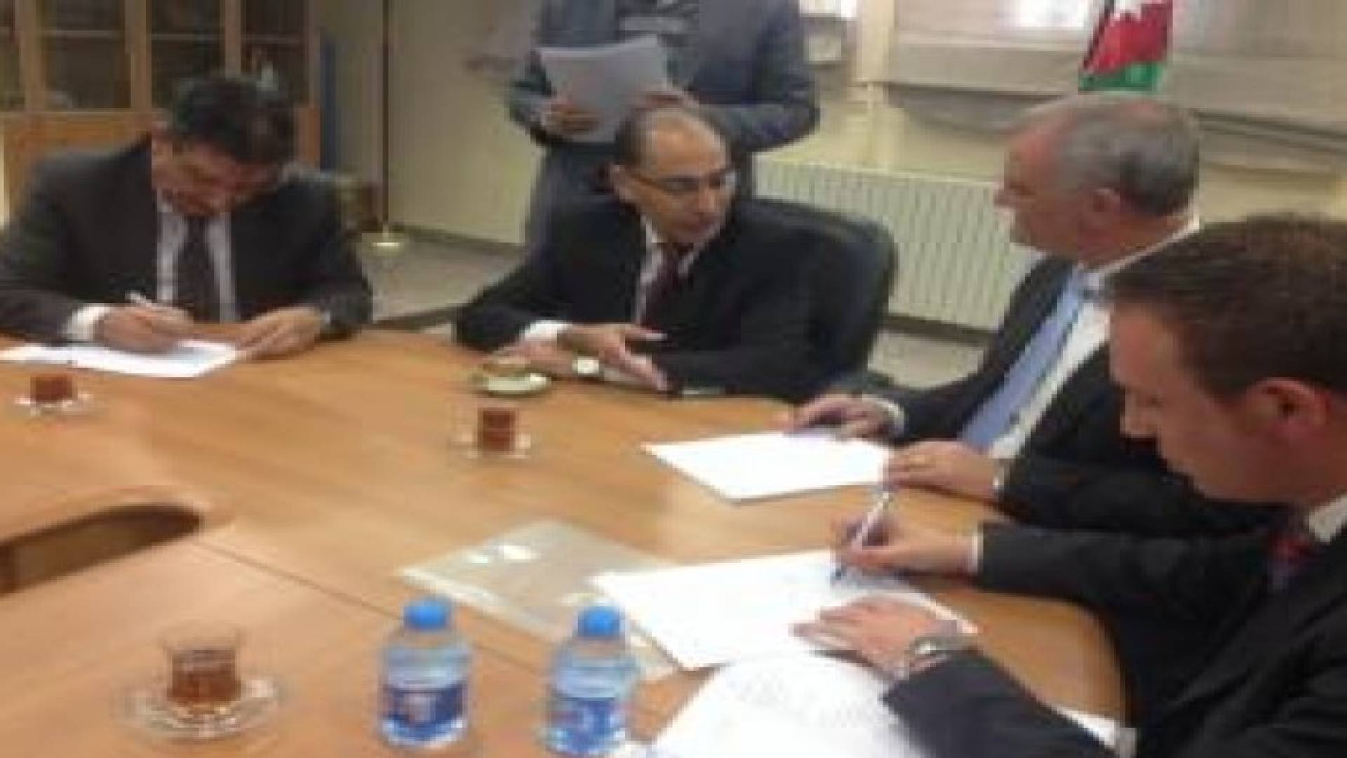 الكهرباء الوطنية توقع اتفاقية شراء الطاقة الكهربائية لمشروع الخلايا الشمسية