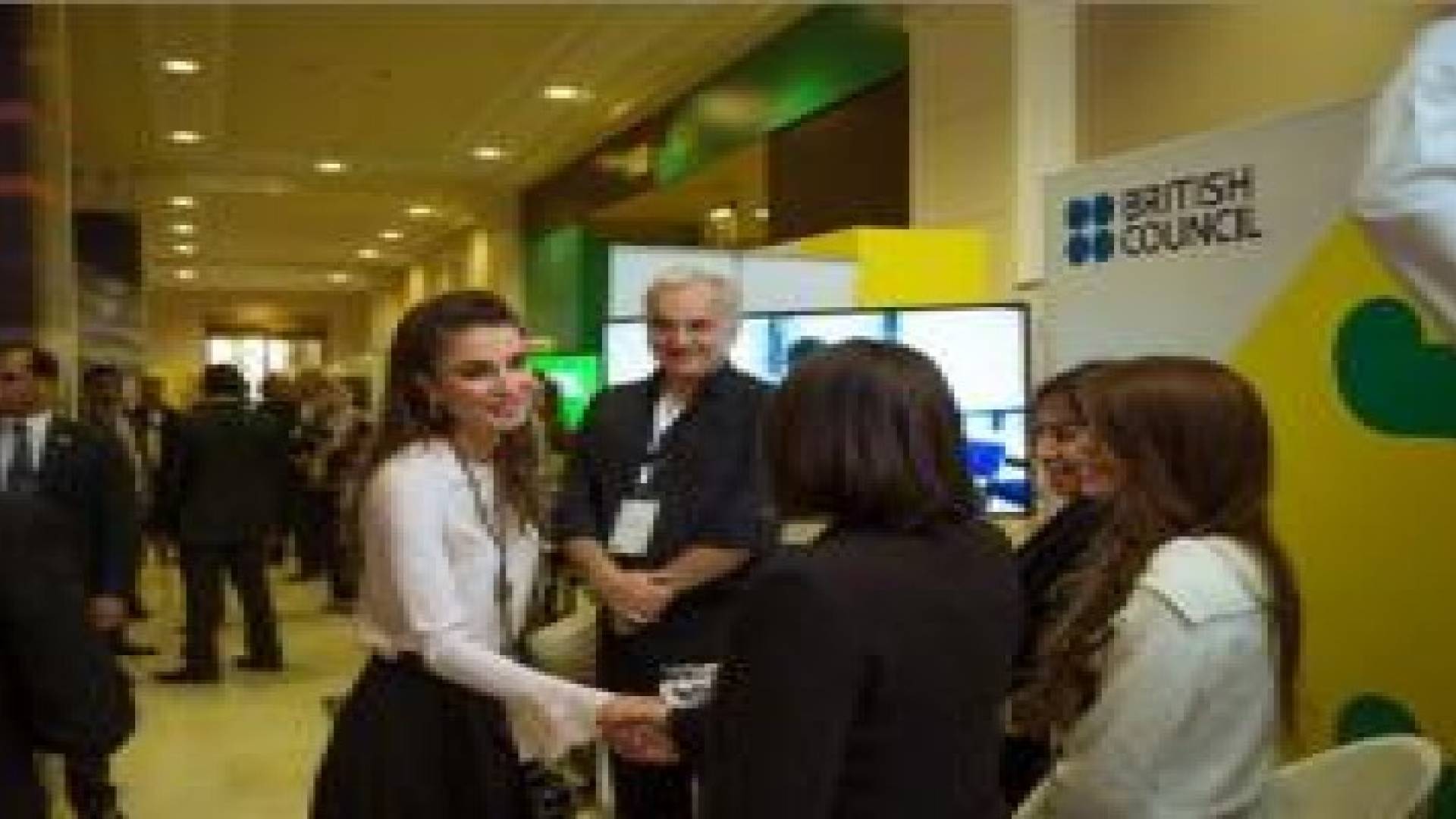 الملكة رانيا العبدالله تتجول في معرض أعمال ملتقى مهارات المعلمين