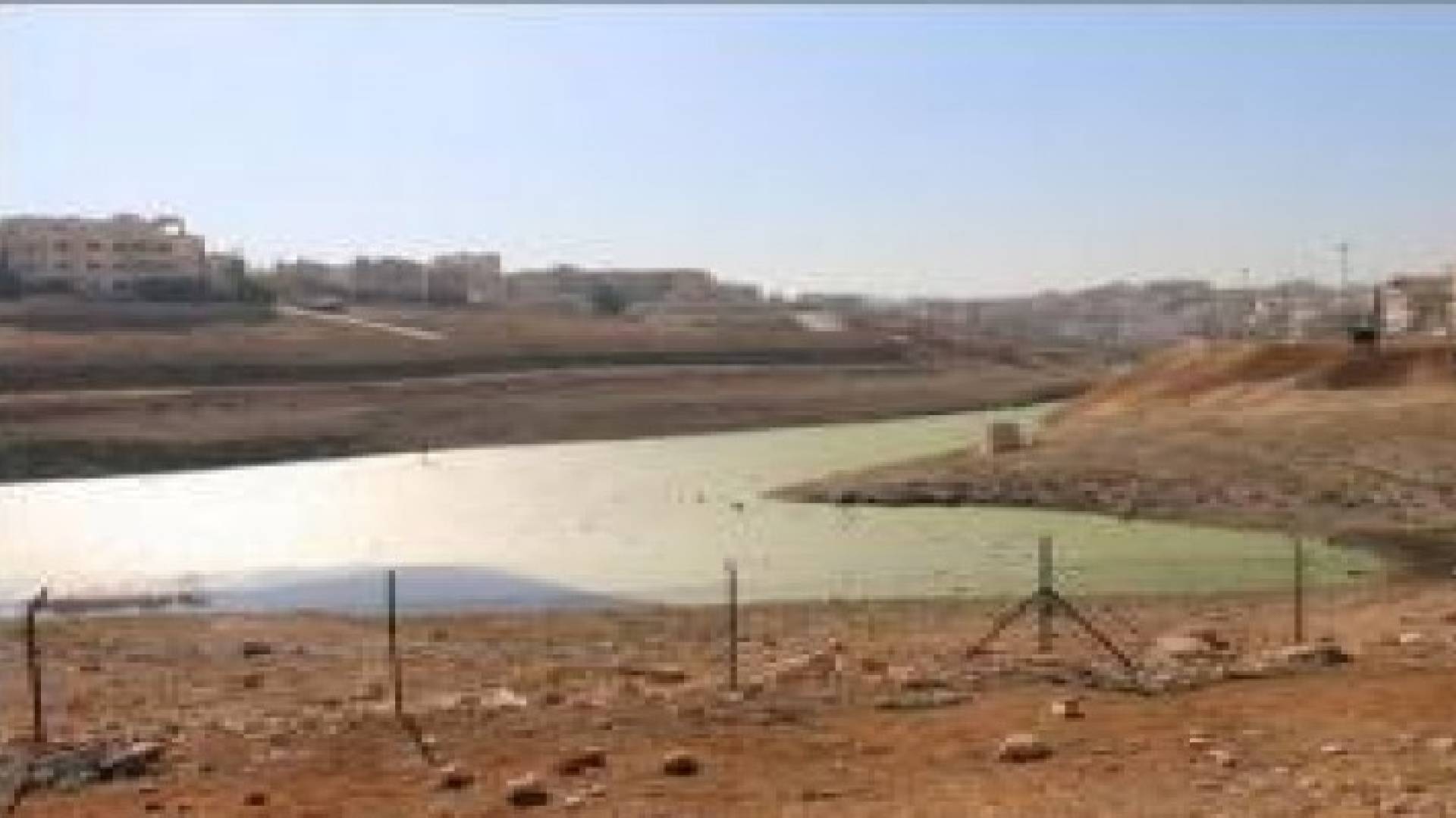 مسؤولو محافظة الزرقاء يطلعون على التلوث في بركة البيبسي