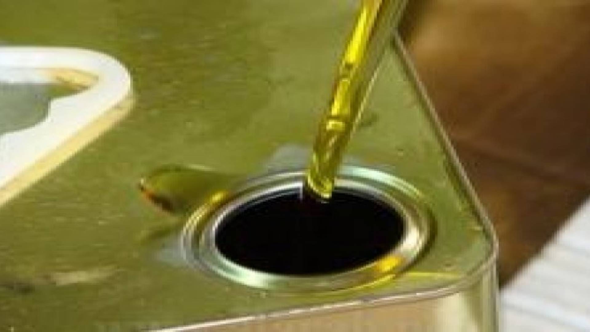 ضبط (1) طن من زيت الزيتون المغشوش بالبلقاء