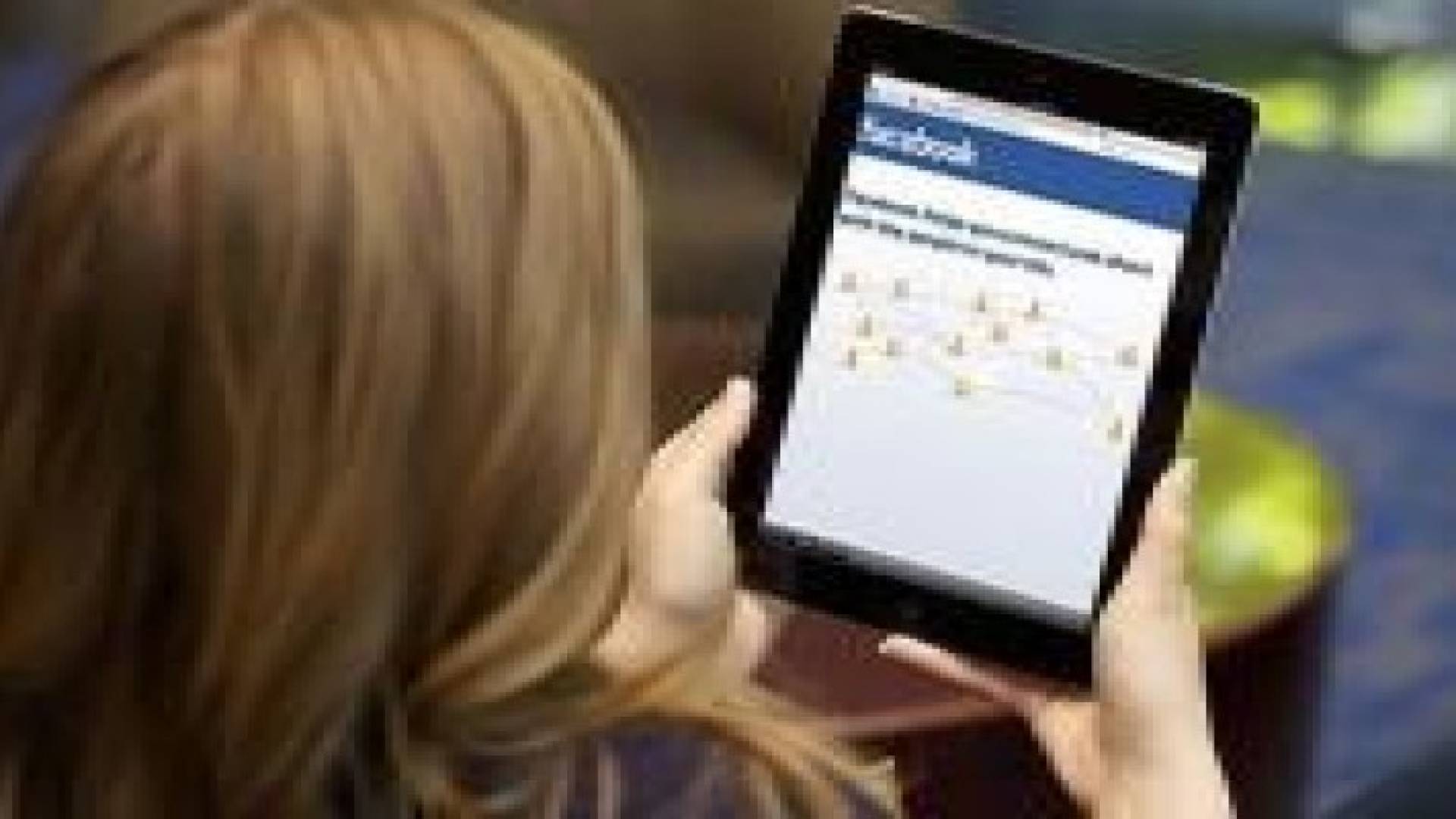 استخدام المرأة شبكات التواصل ساعات طويلة يضر بصحتها