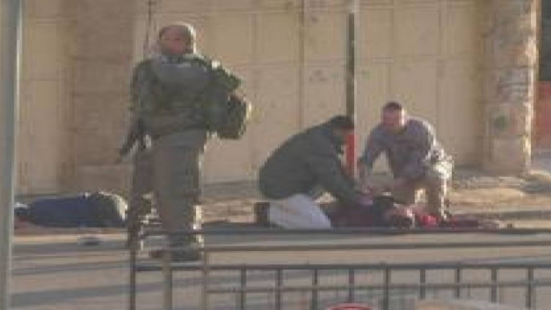 استشهاد شاب أصاب ضابطا بجراح خطرة بالخليل