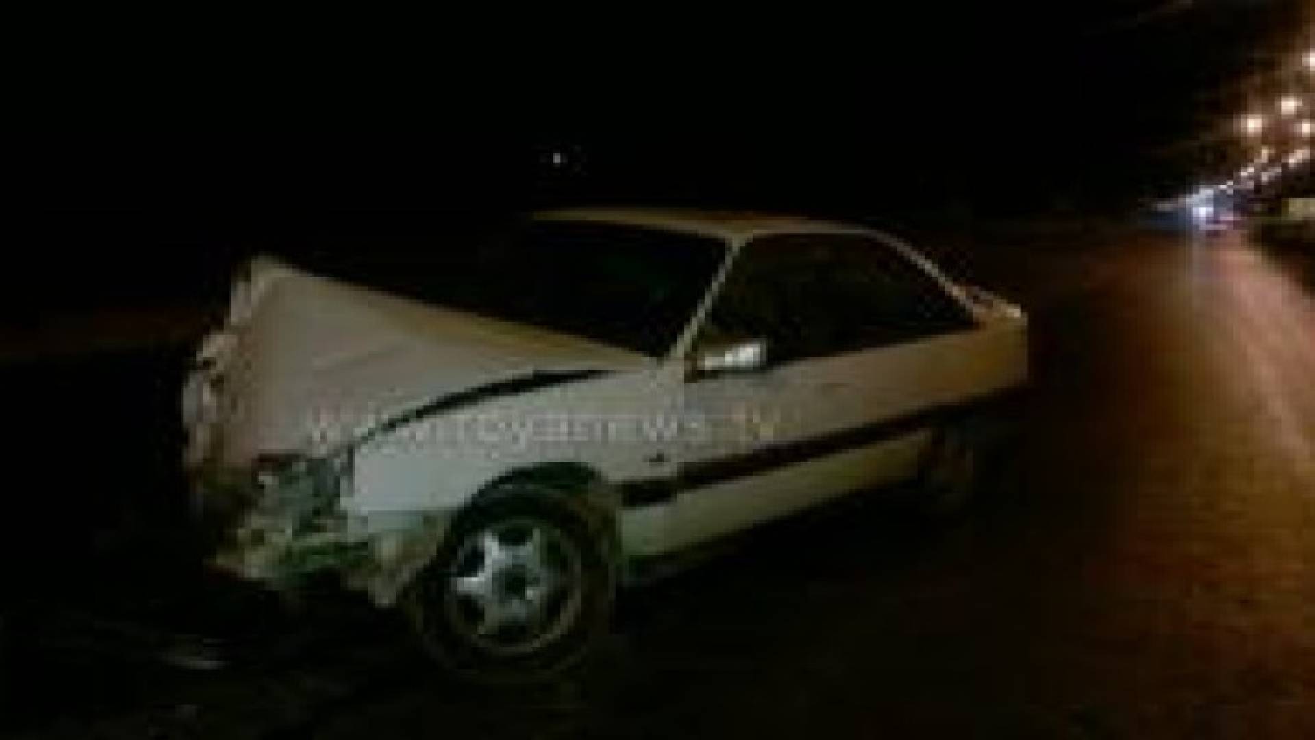 اصابتين اثر حادث تصادم مركبة على الطريق الصحراوي