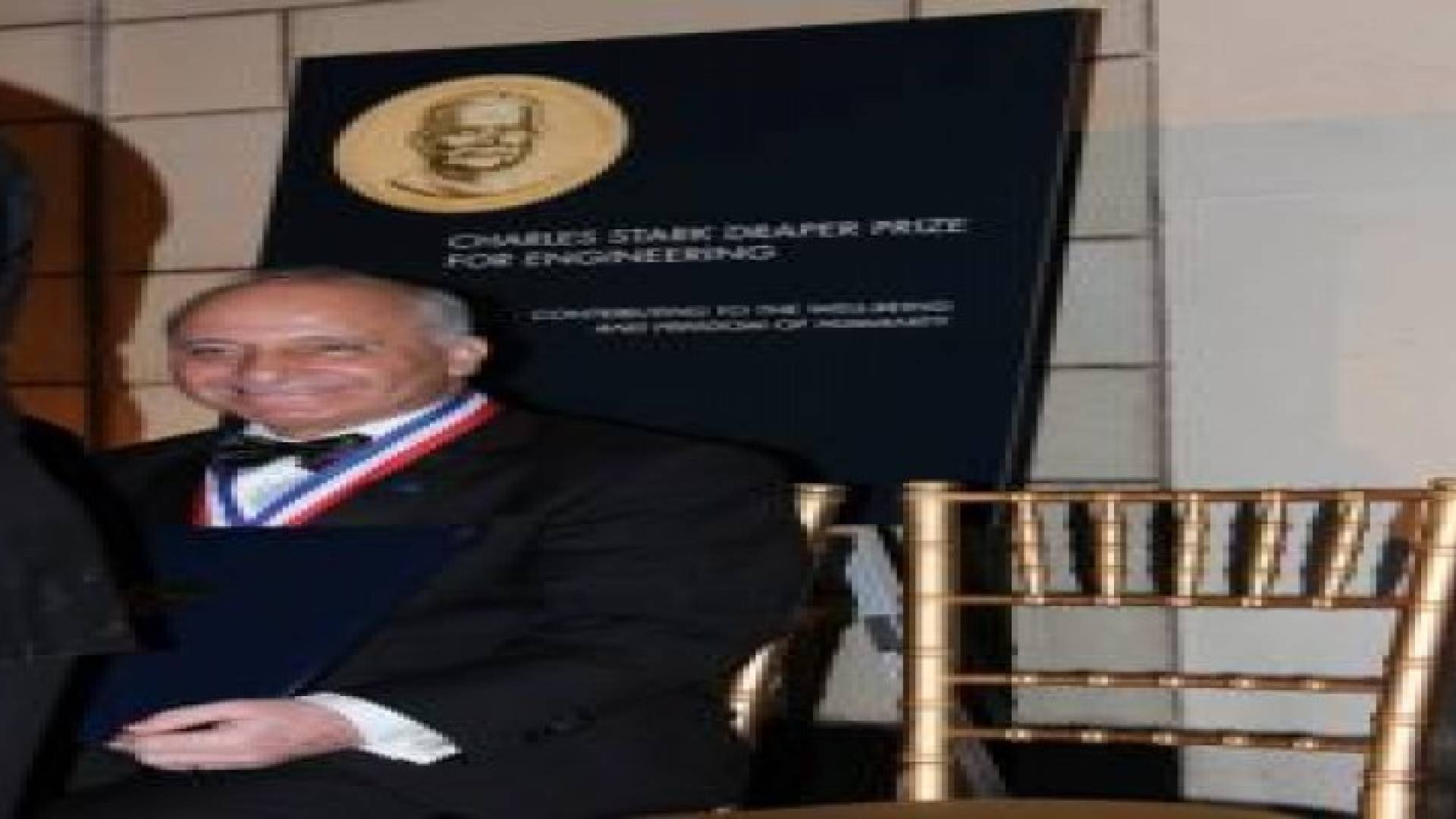 مغربي يخترع شريحة لشحن الهواتف الجوالة في 10 دقائق